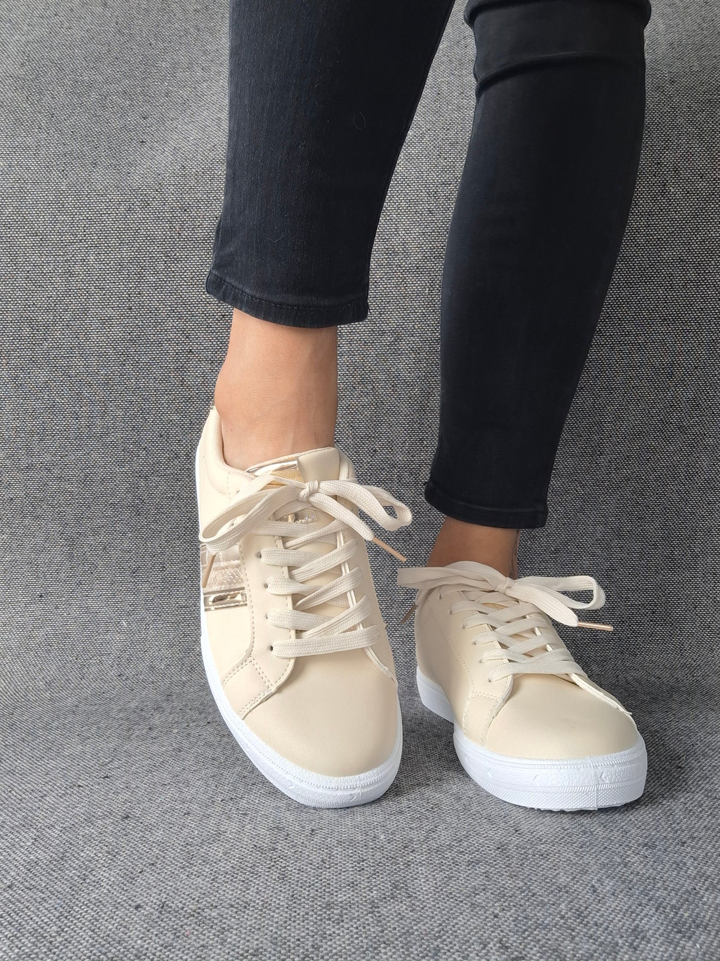 Chaussures baskets beige avec bandes dorées style sneakers