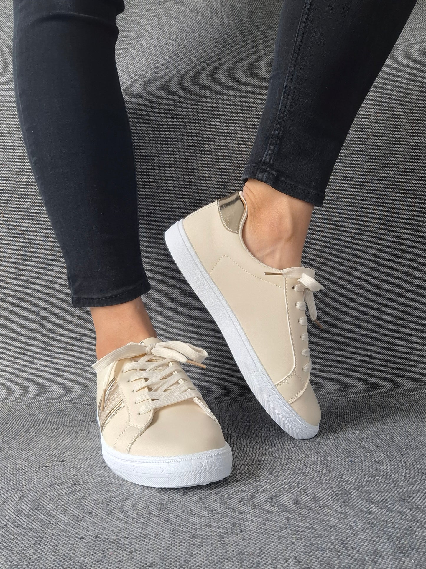 Chaussures baskets beige avec bandes dorées style sneakers