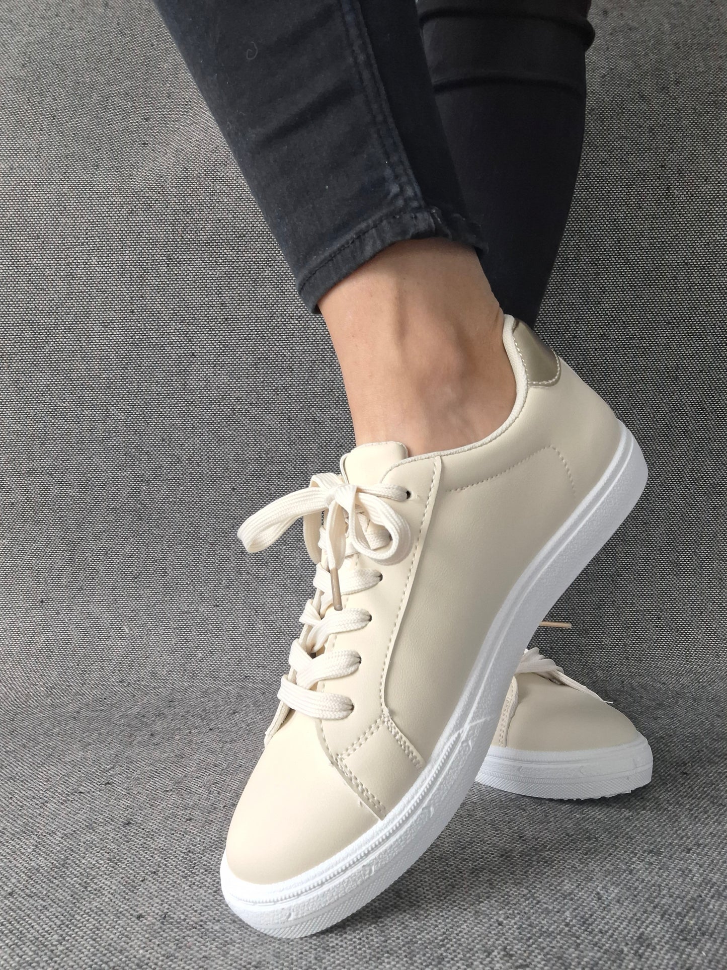 Chaussures baskets beige avec bandes dorées style sneakers
