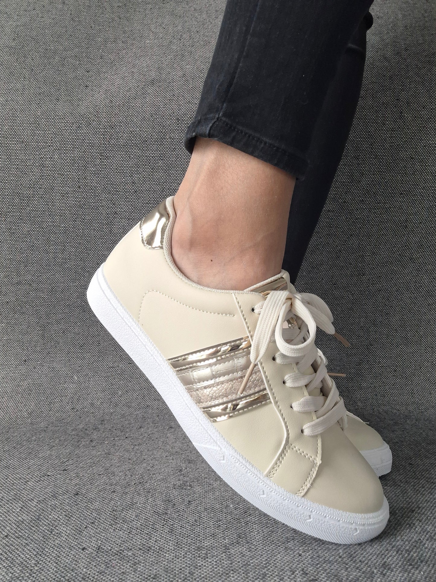 Chaussures baskets beige avec bandes dorées style sneakers
