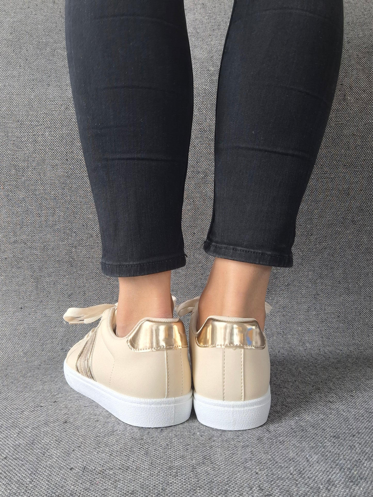 Chaussures baskets beige avec bandes dorées style sneakers
