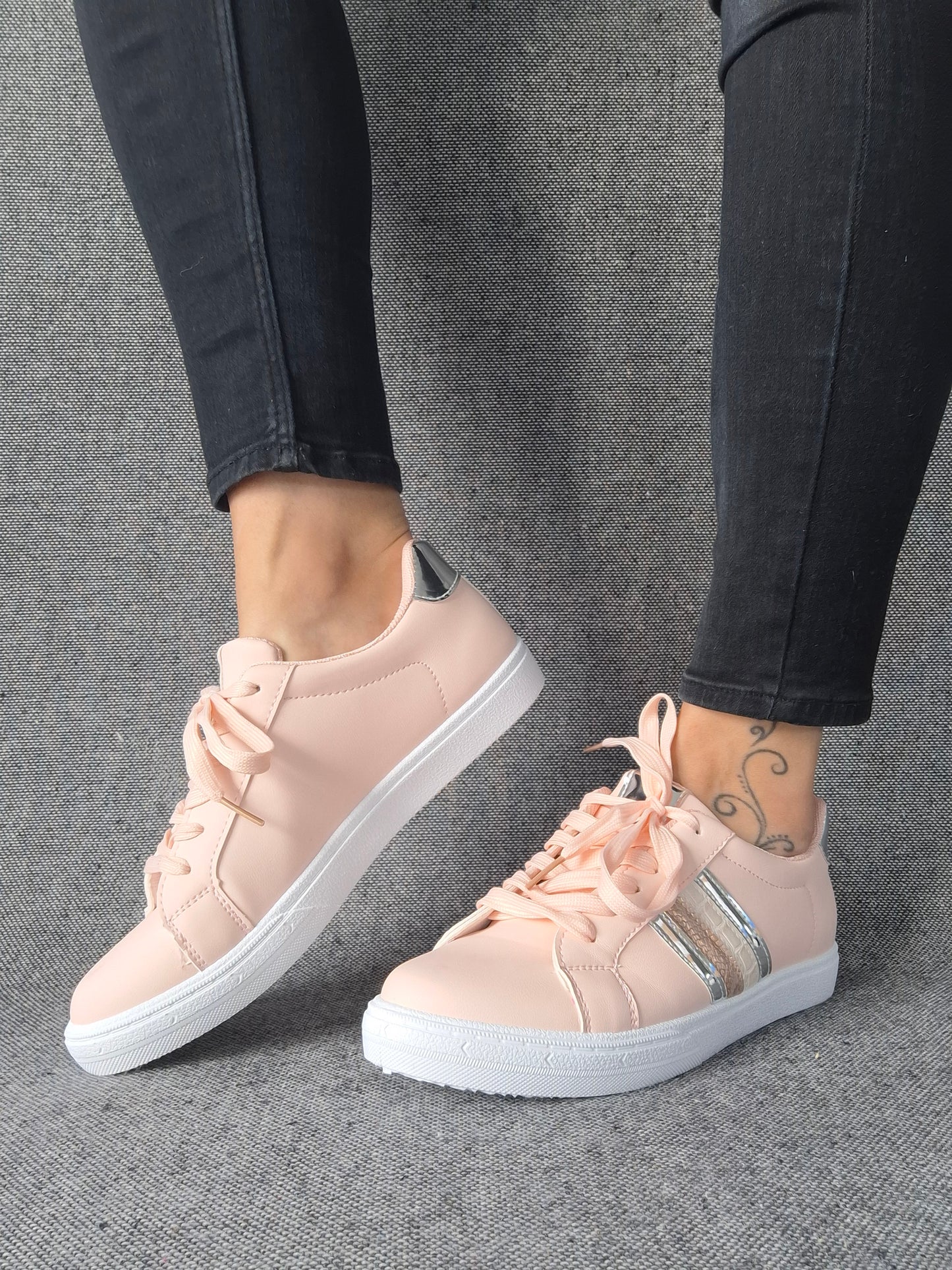 Chaussures baskets rose pâle avec bandes argentées et dorées style sneakers