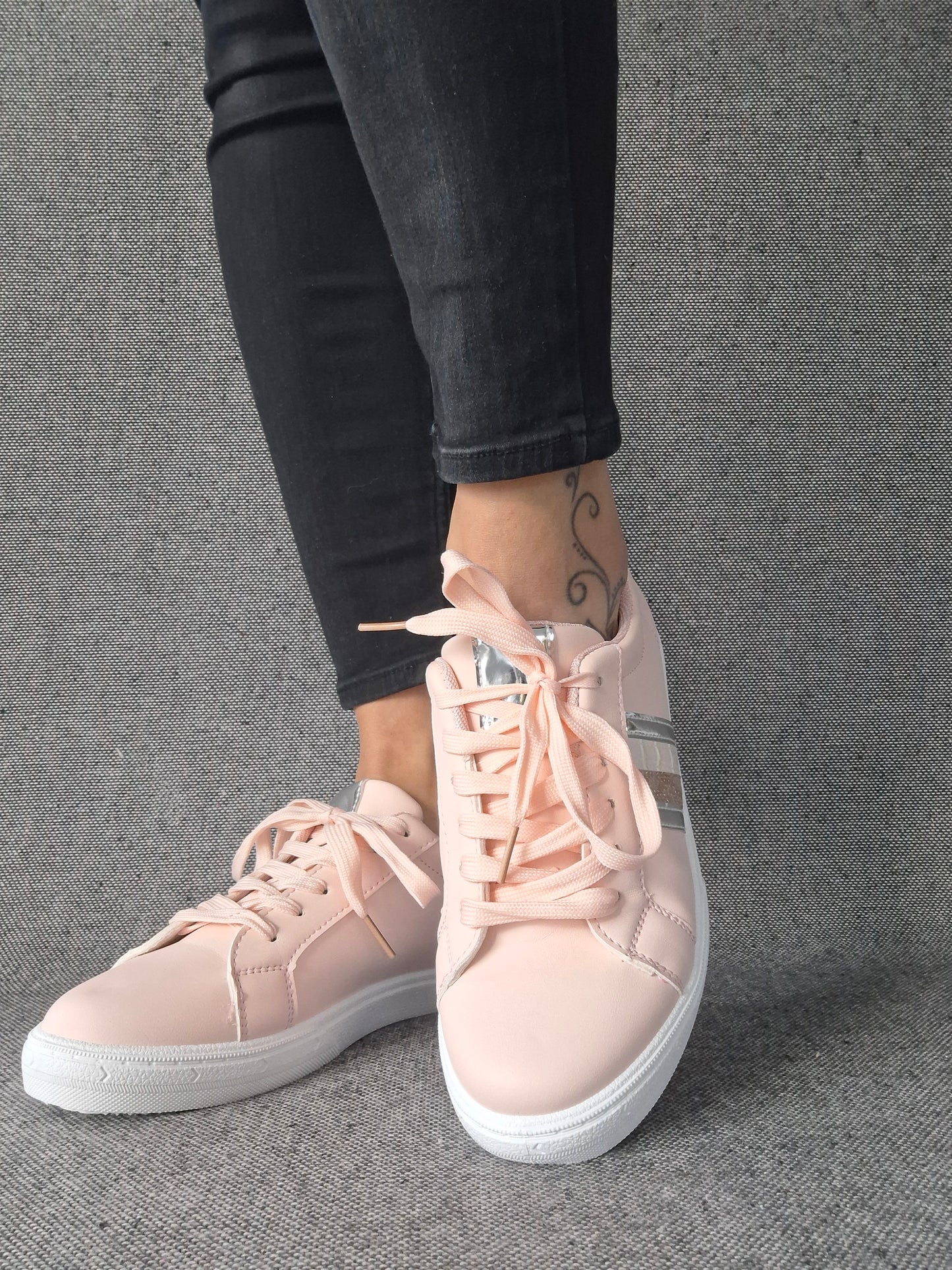 Chaussures baskets rose pâle avec bandes argentées et dorées style sneakers