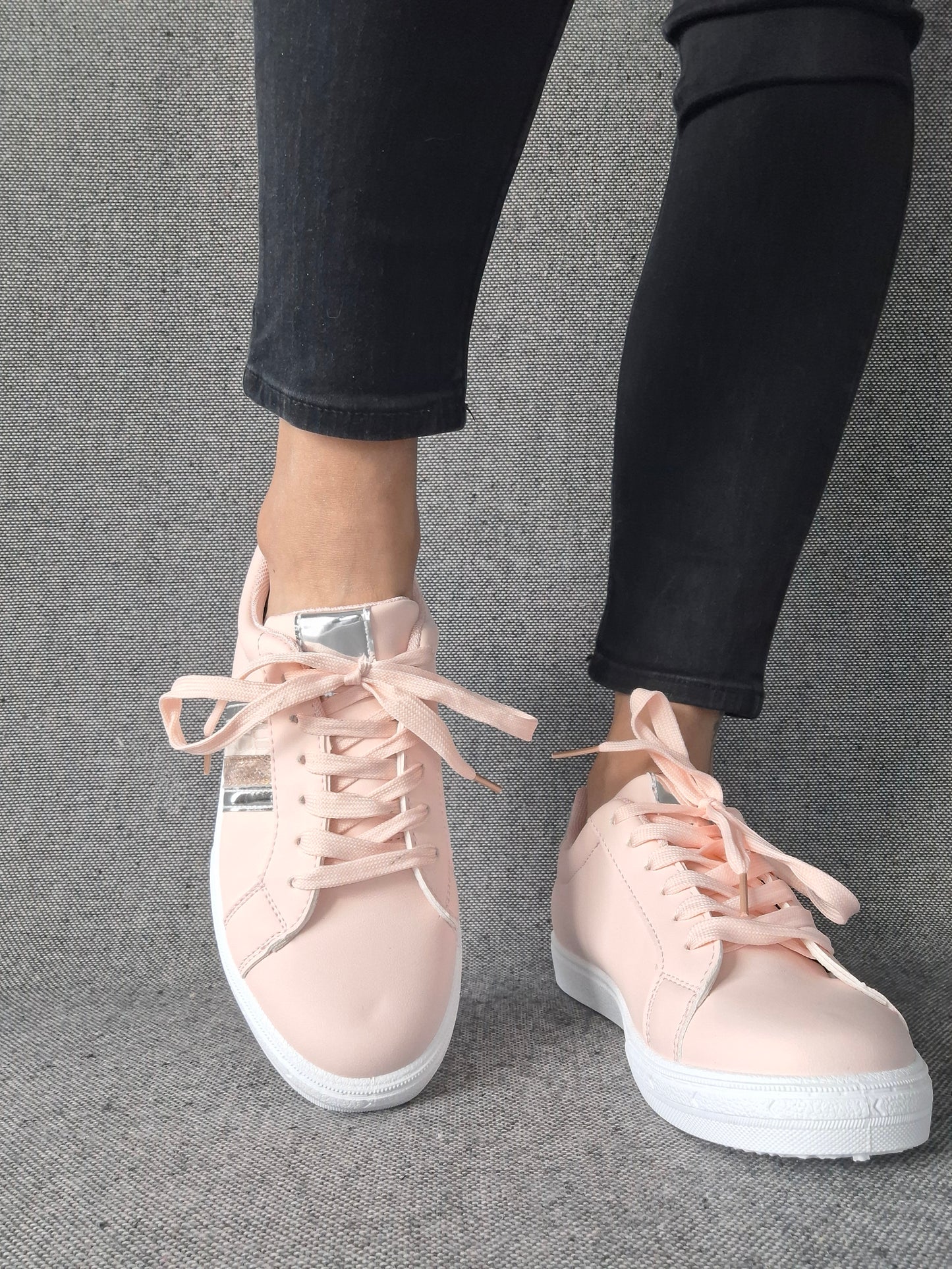 Chaussures baskets rose pâle avec bandes argentées et dorées style sneakers