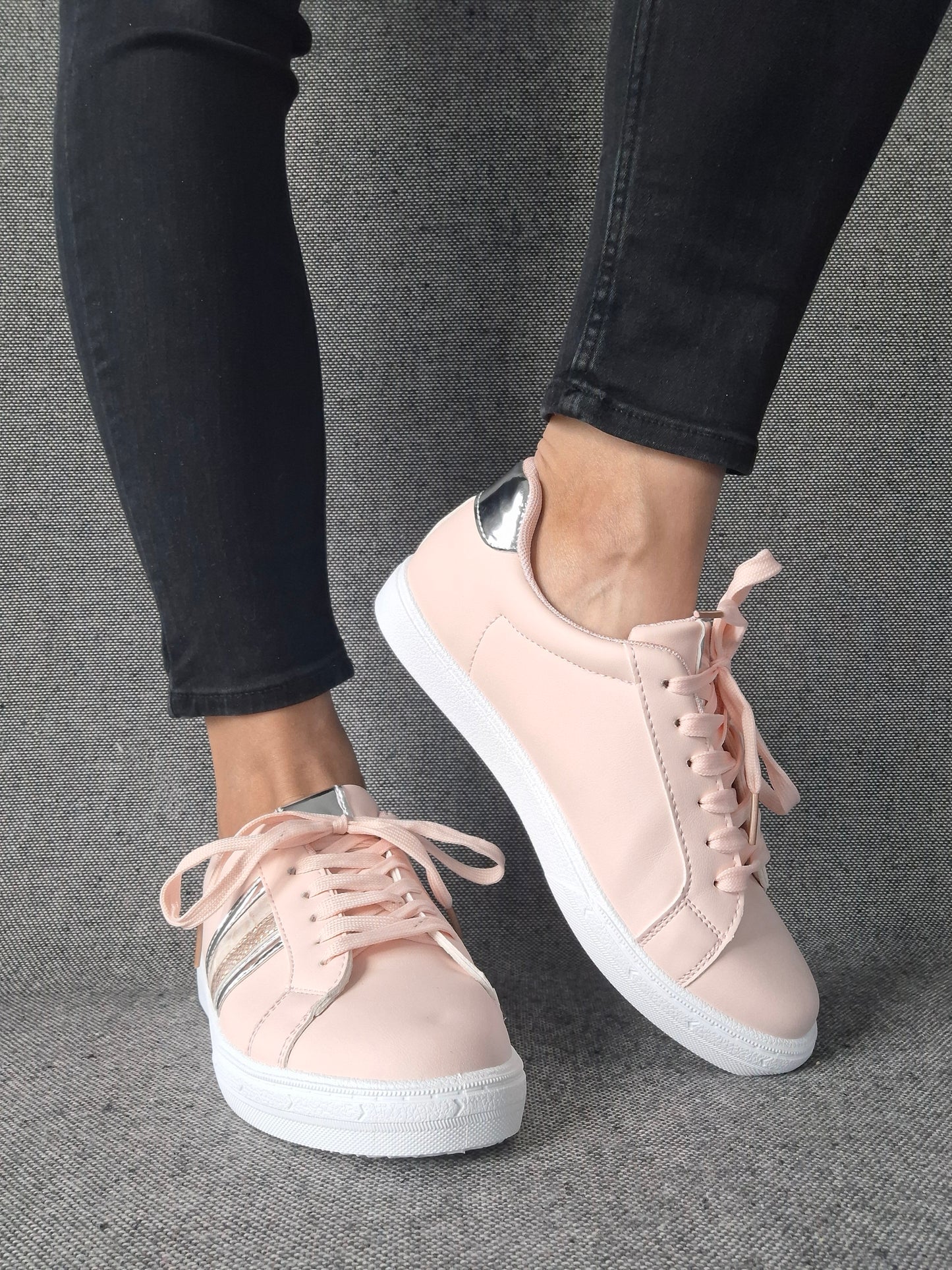 Chaussures baskets rose pâle avec bandes argentées et dorées style sneakers