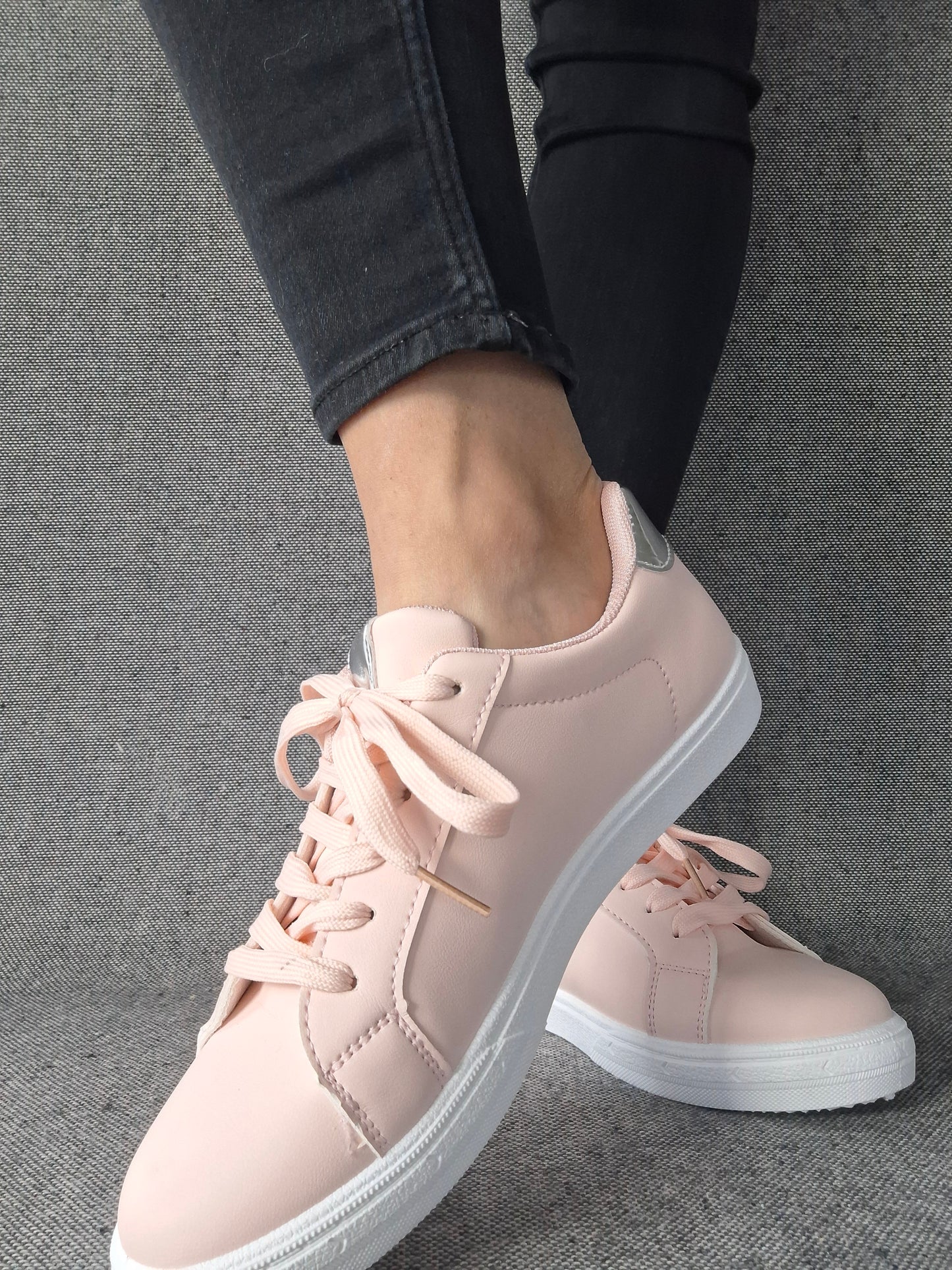 Chaussures baskets rose pâle avec bandes argentées et dorées style sneakers
