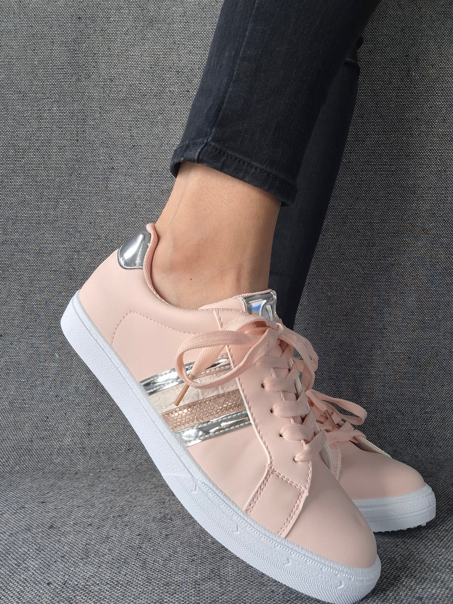 Chaussures baskets rose pâle avec bandes argentées et dorées style sneakers