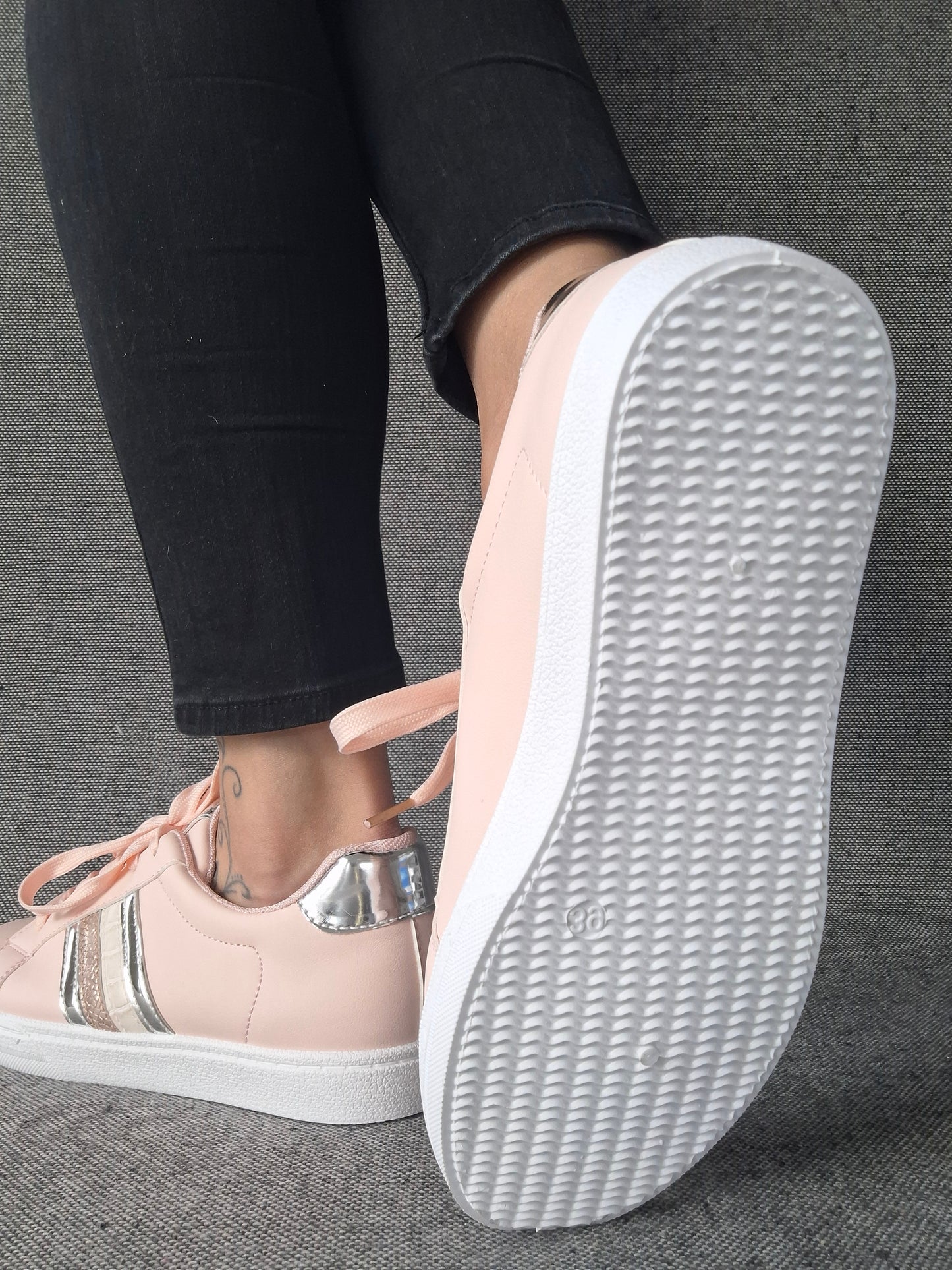 Chaussures baskets rose pâle avec bandes argentées et dorées style sneakers