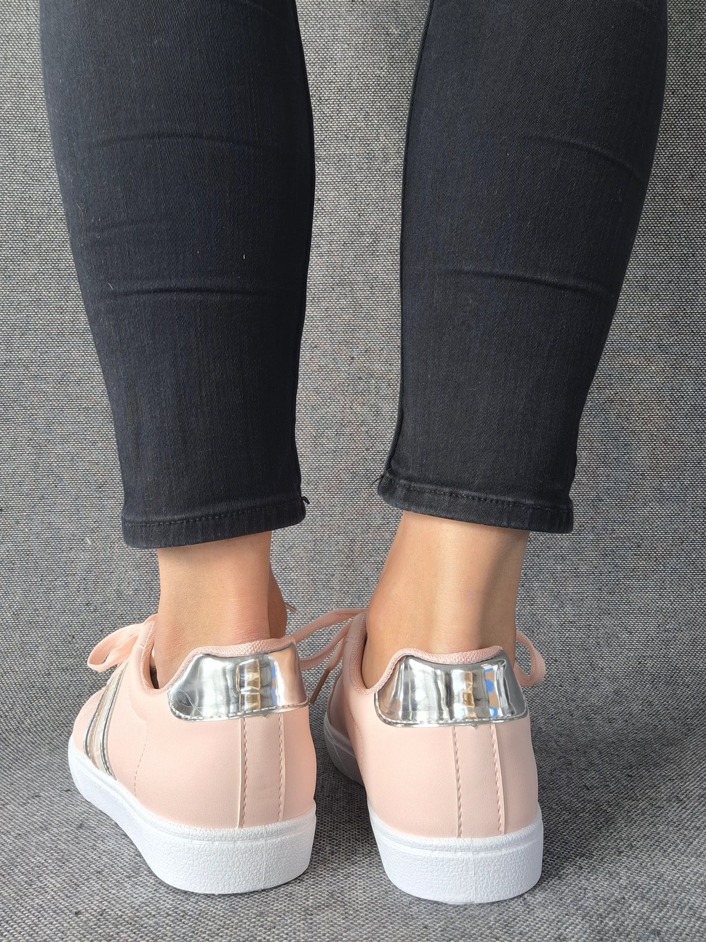 Chaussures baskets rose pâle avec bandes argentées et dorées style sneakers