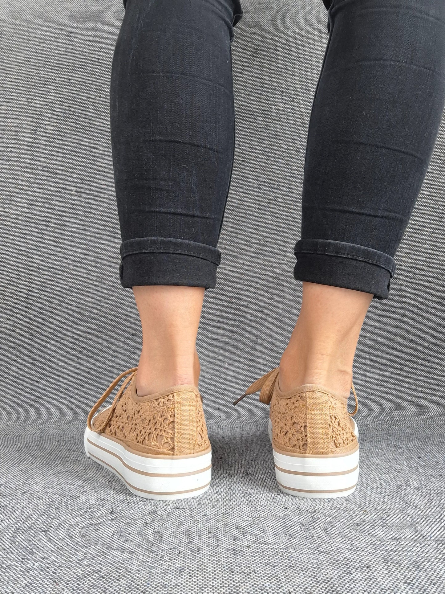 Chaussures baskets basses à dentelle beige foncé en tissu style converse