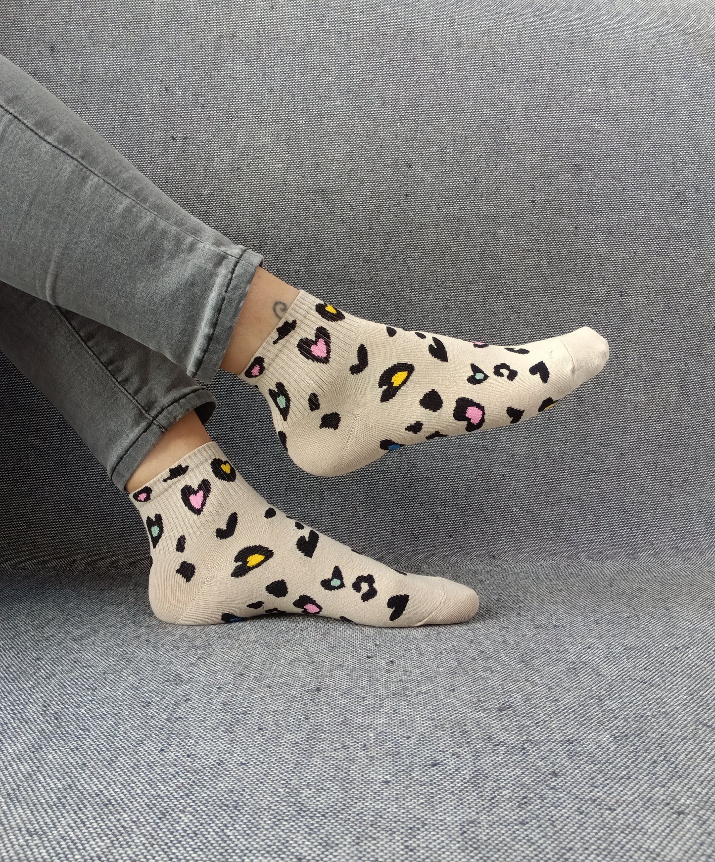 Paire de chaussettes beige en coton à motifs coeurs colorés