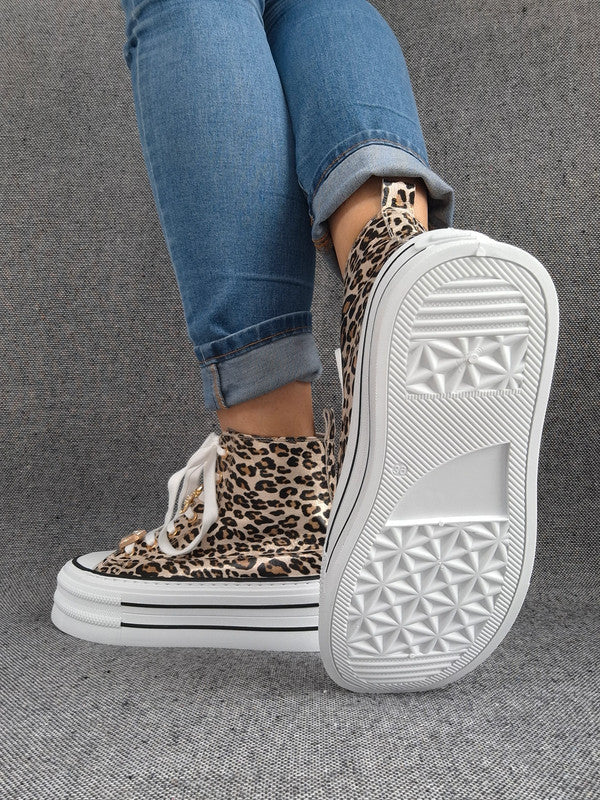 Chaussures baskets hautes semelle compensée en simili motif léopard style converse