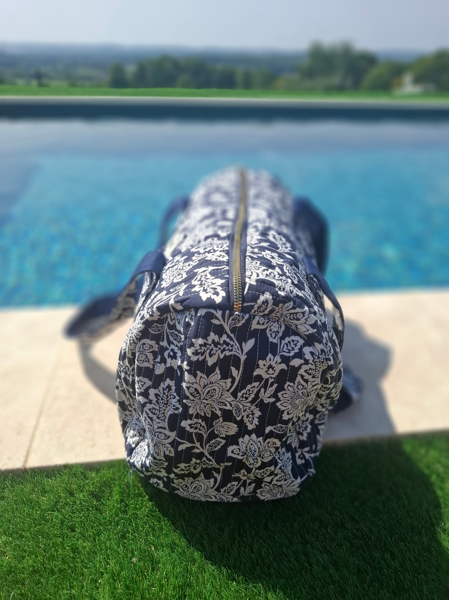 Sac polochon en coton matelassé liberty fleuri toile de jouy bleu marine et blanc
