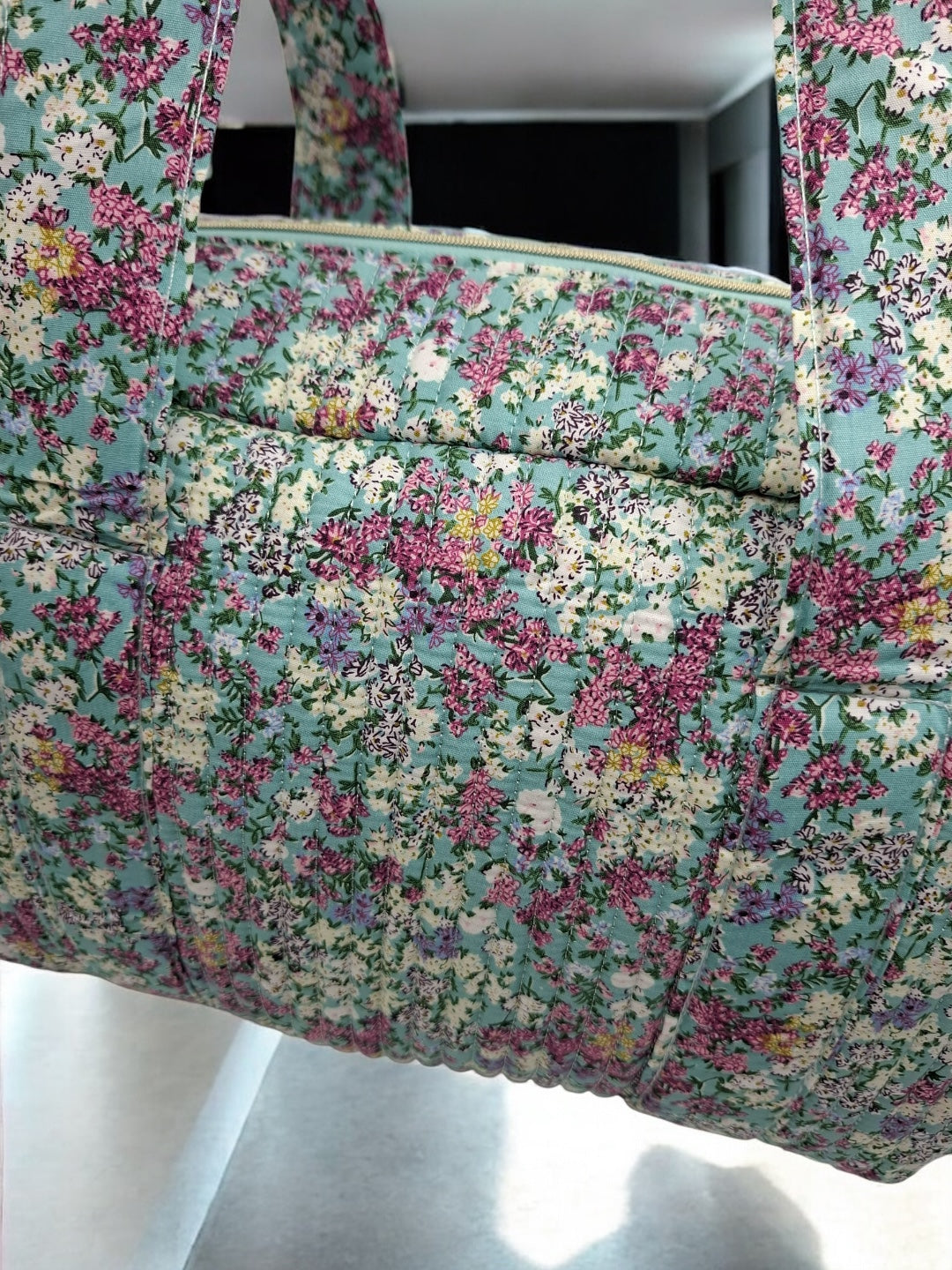 Sac week-end polochon en coton matelassé multicolore liberty fleuri rouge et blanc