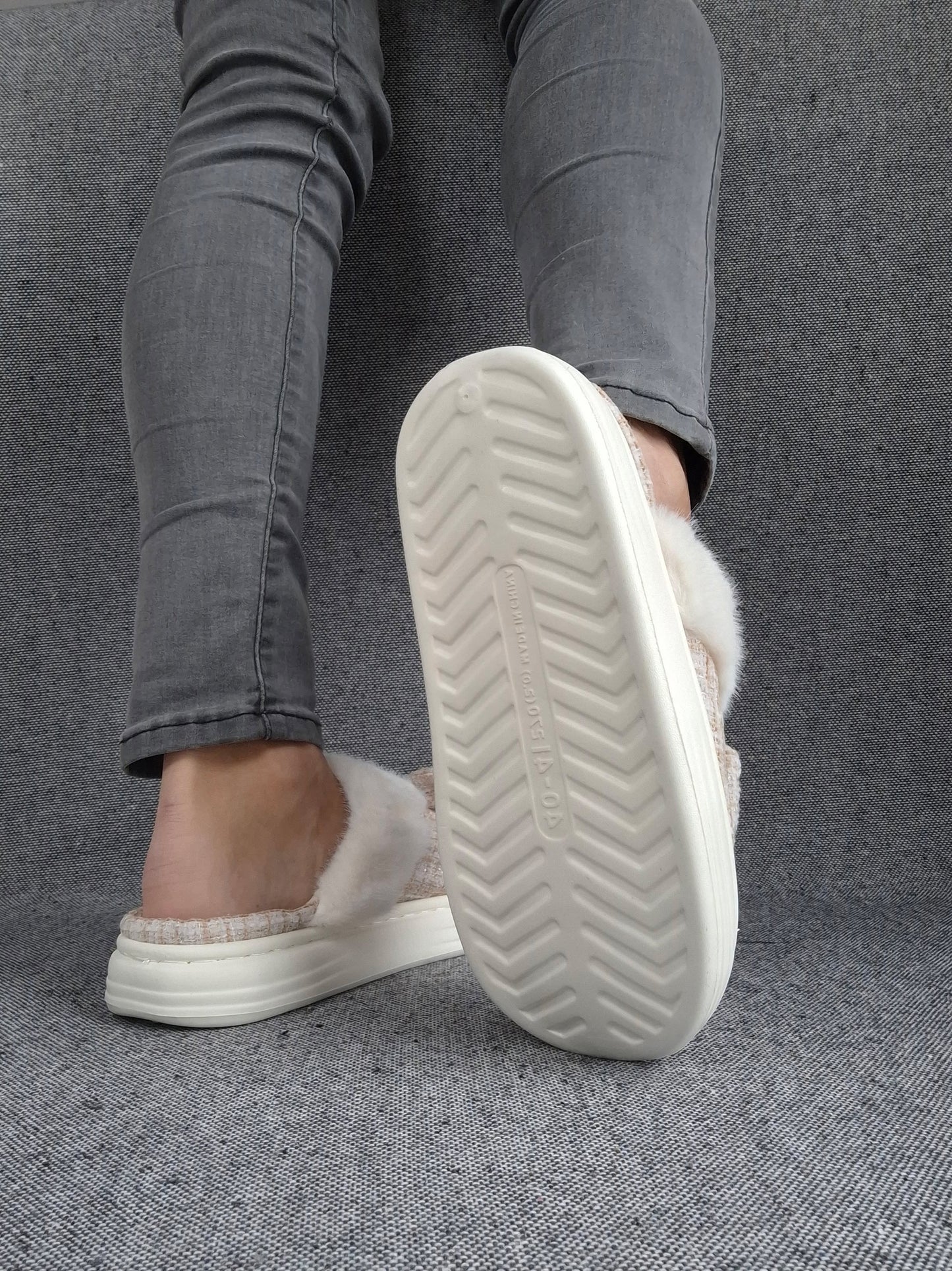 Chaussons fourrés beige et blanc en tissu à carreaux avec noeud
