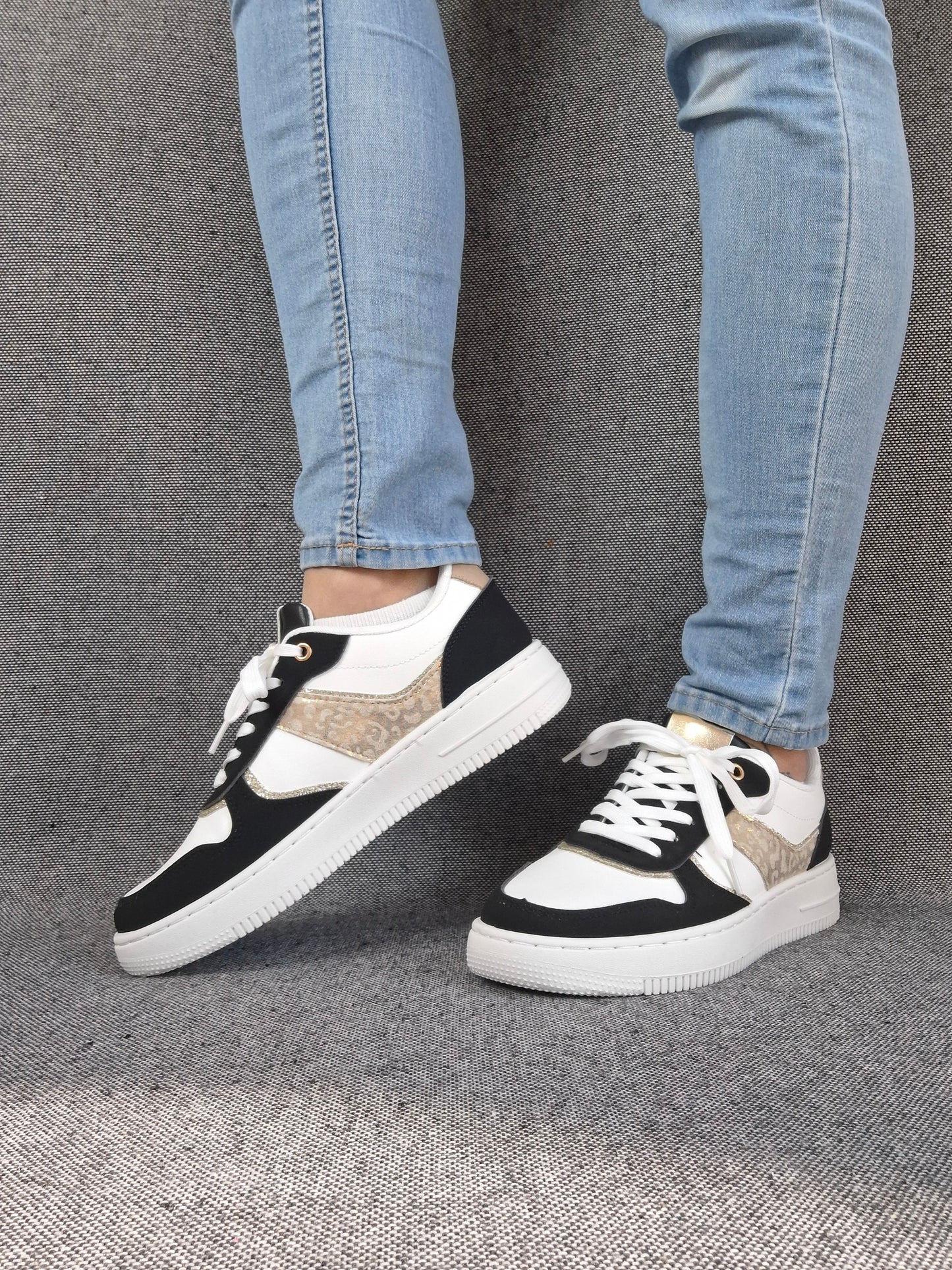 Chaussures baskets blanches et noirs details dorés style sneakers