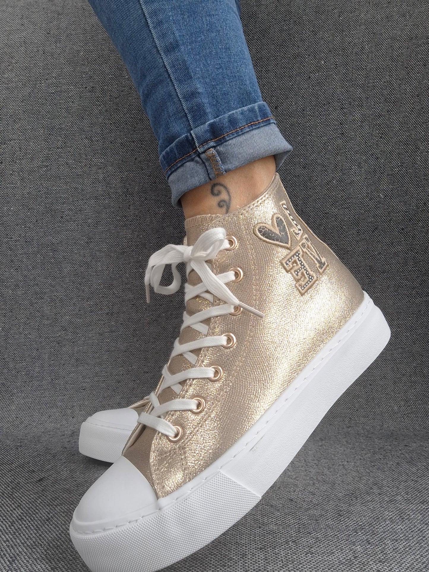 Chaussures baskets hautes tissu doré inscription "LOVE" style converse