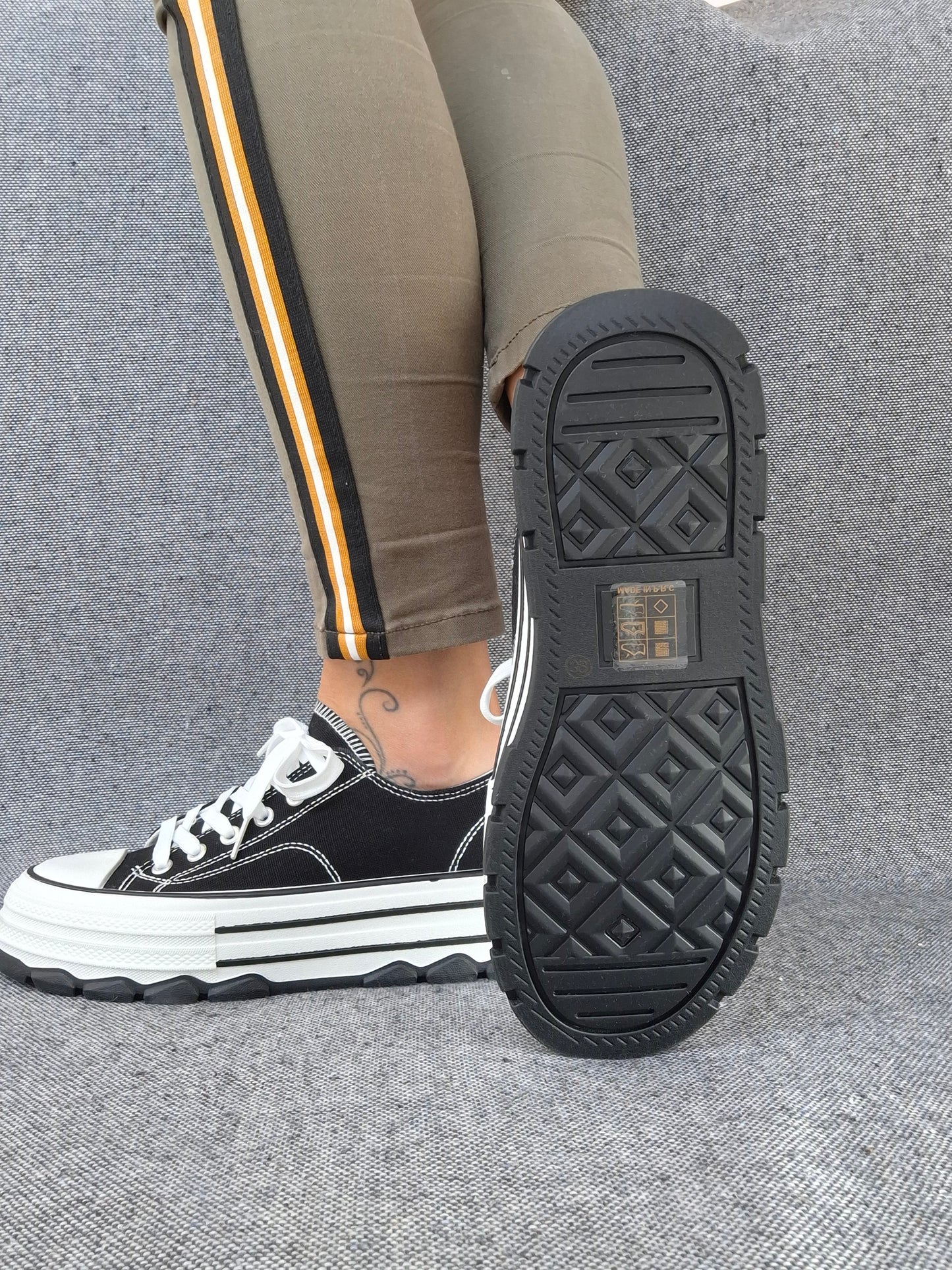 Chaussures baskets noires et blanches semelles plate-forme tout terrain style converse