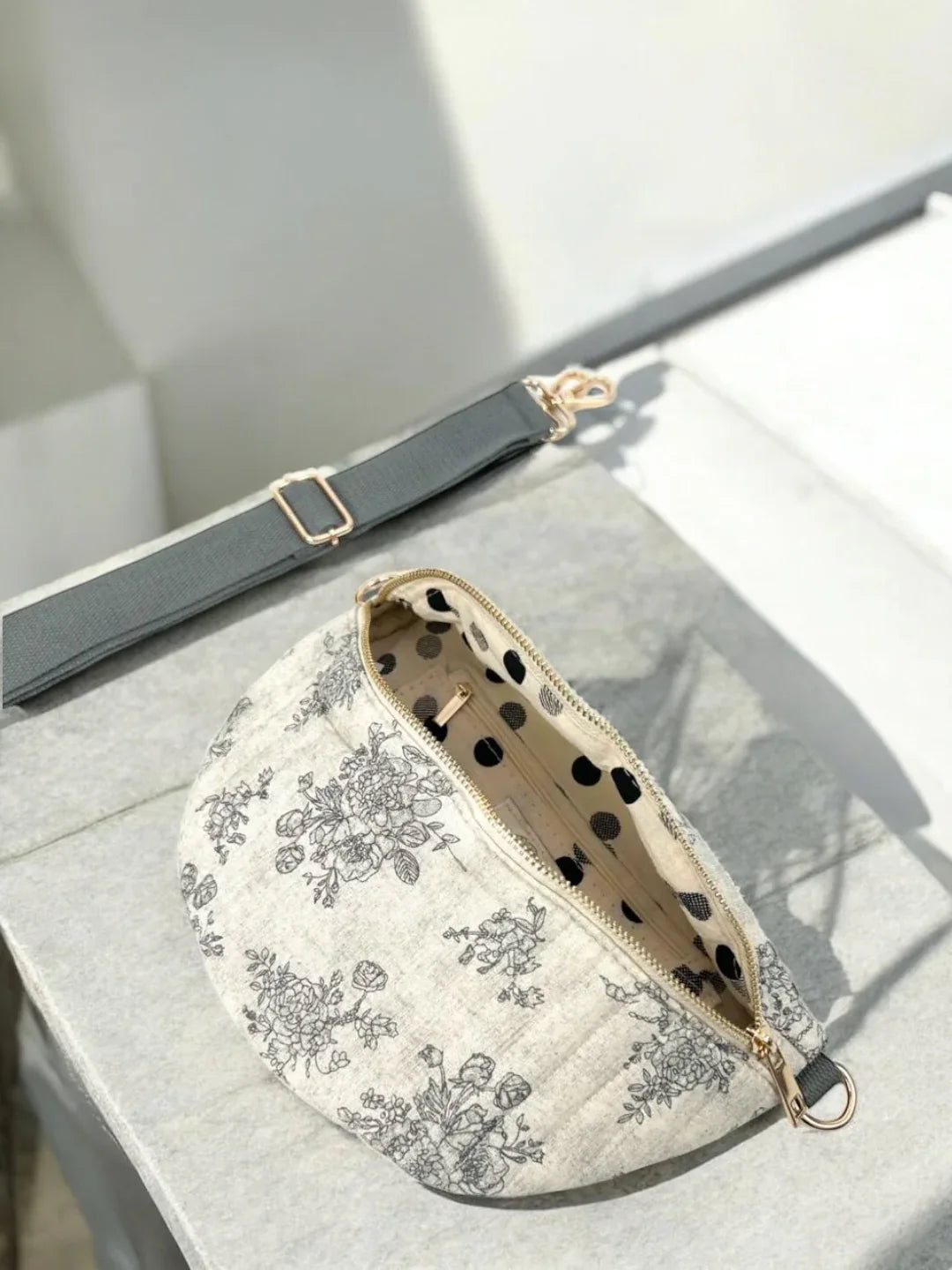 Sac banane en coton matelassé liberty blanc motif floral gris