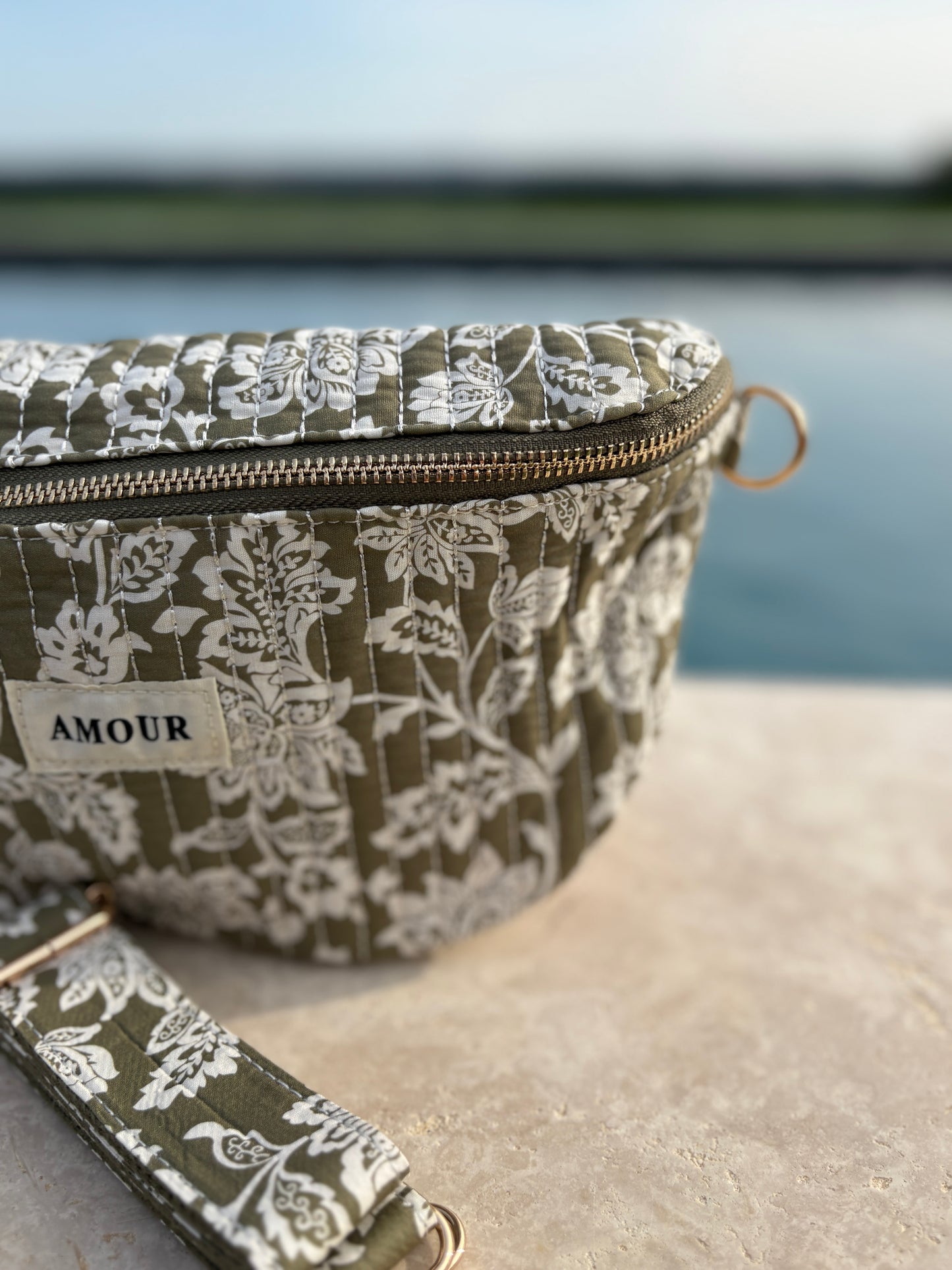 Sac banane coton matelassé liberty toile de jouy fleuri vert kaki et blanc