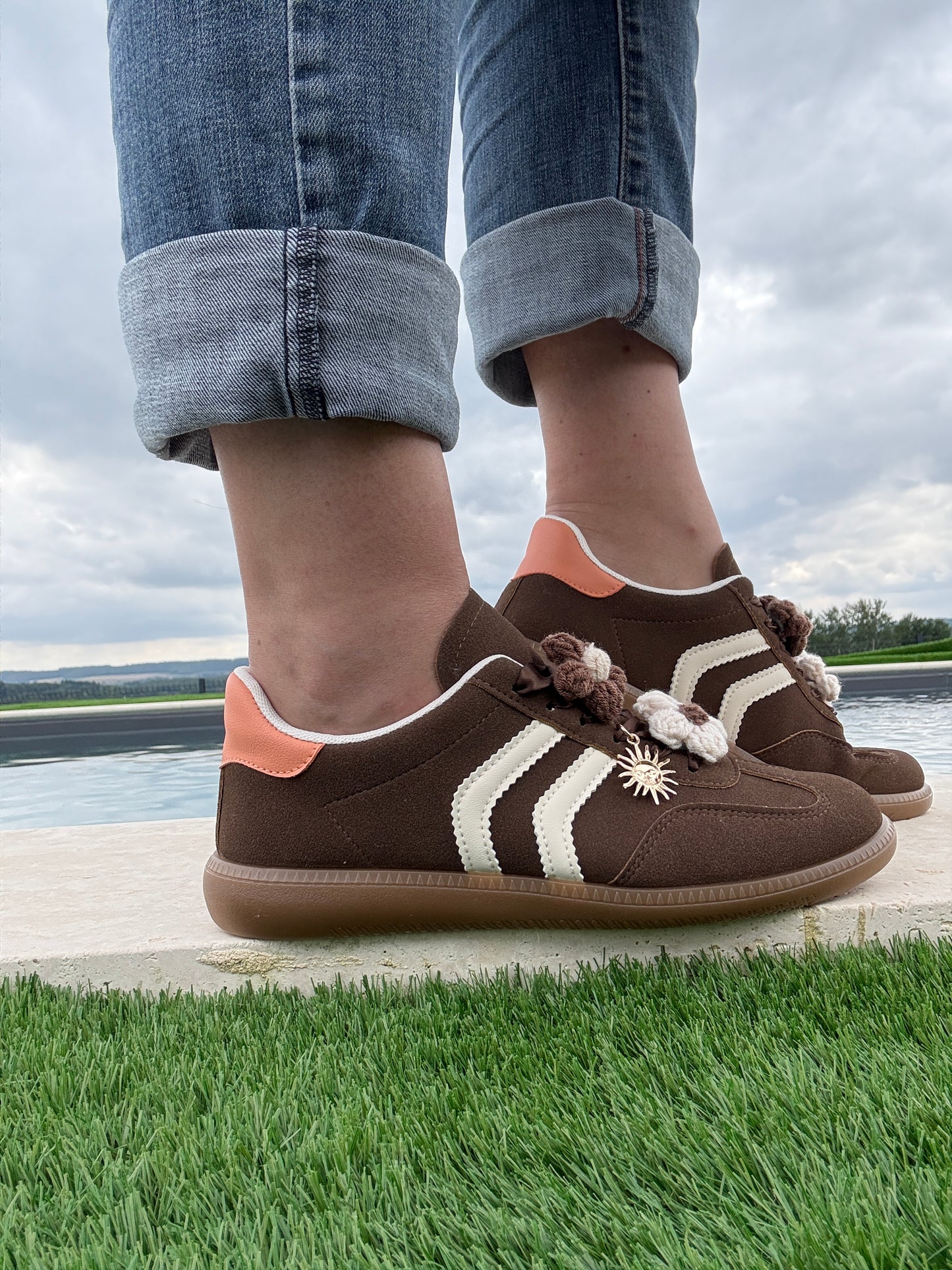 Chaussures baskets plates marron avec deux bandes blanches (bijoux de lacets)