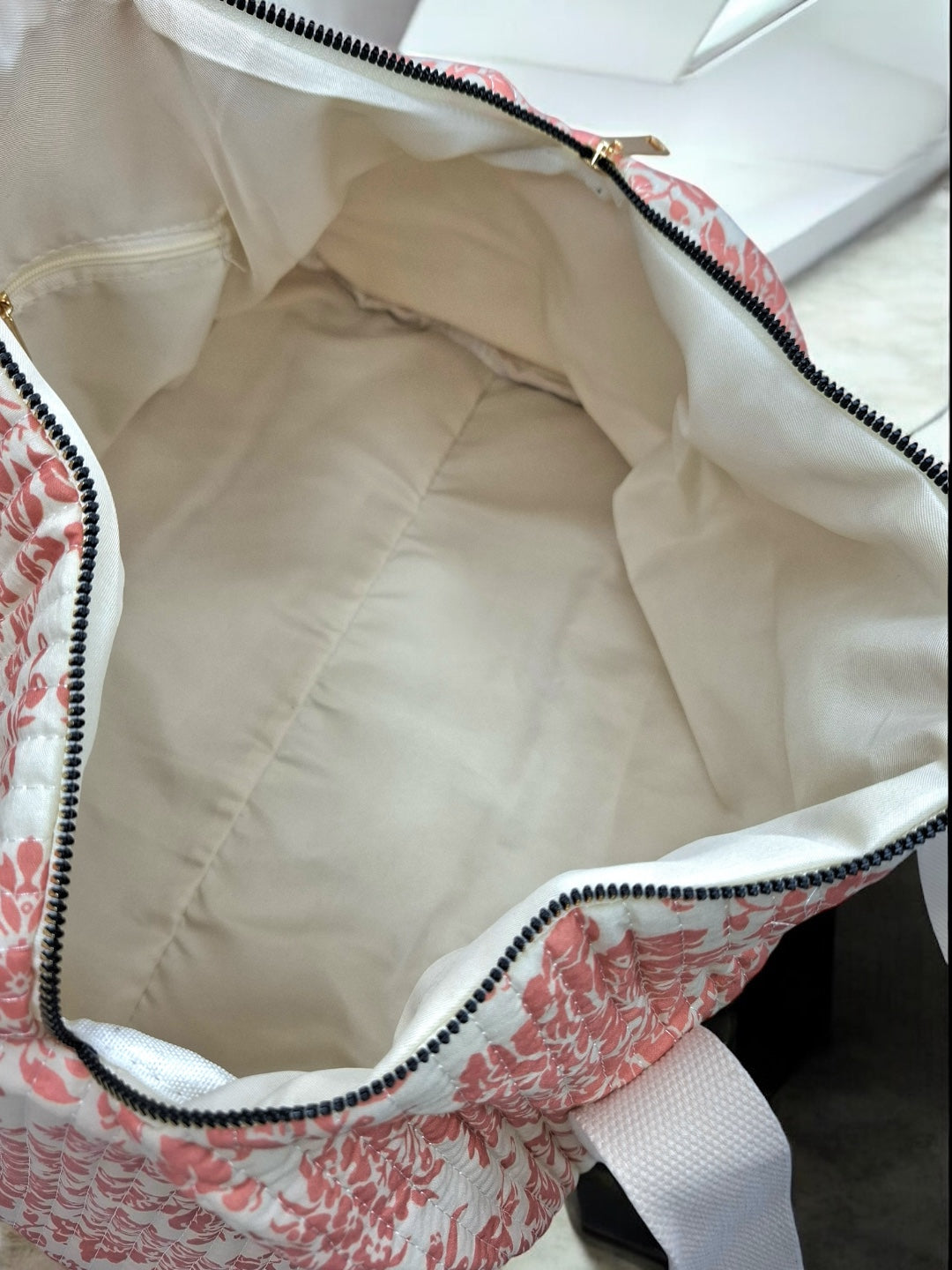 Sac polochon blanc en coton liberty fleuri corail