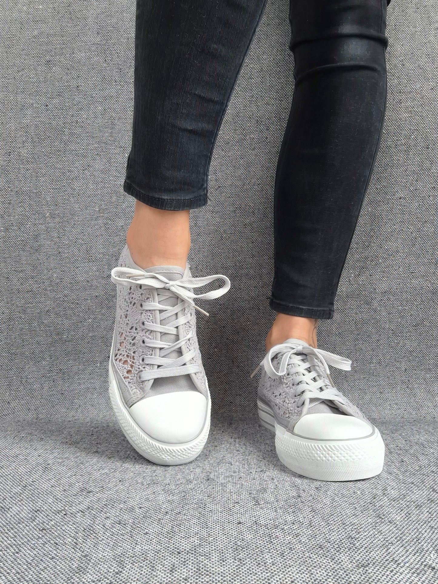 Chaussures baskets basses à dentelle grise en tissu style converse