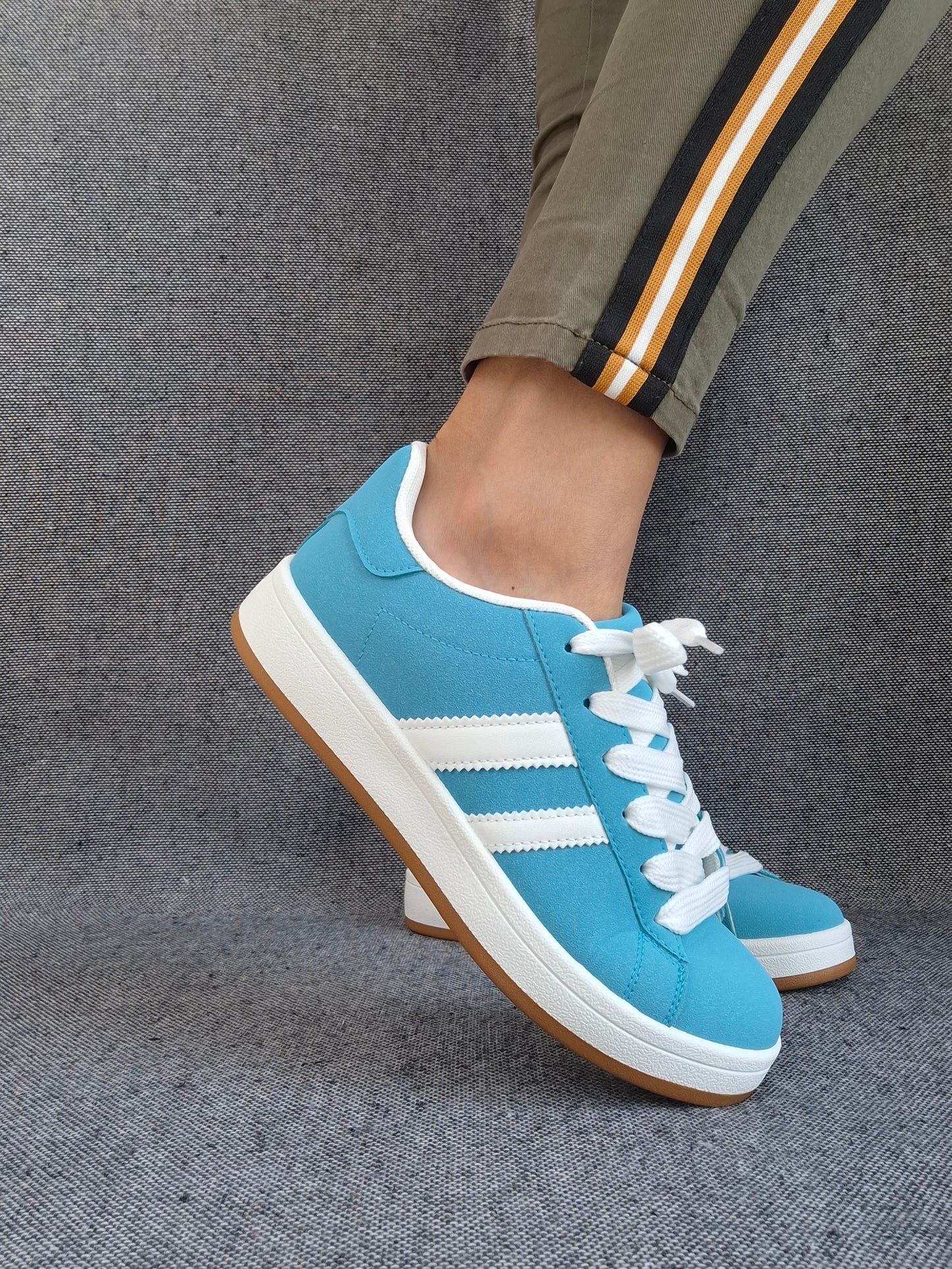 Chaussures baskets basses bleu turquoise avec bandes blanches style campus