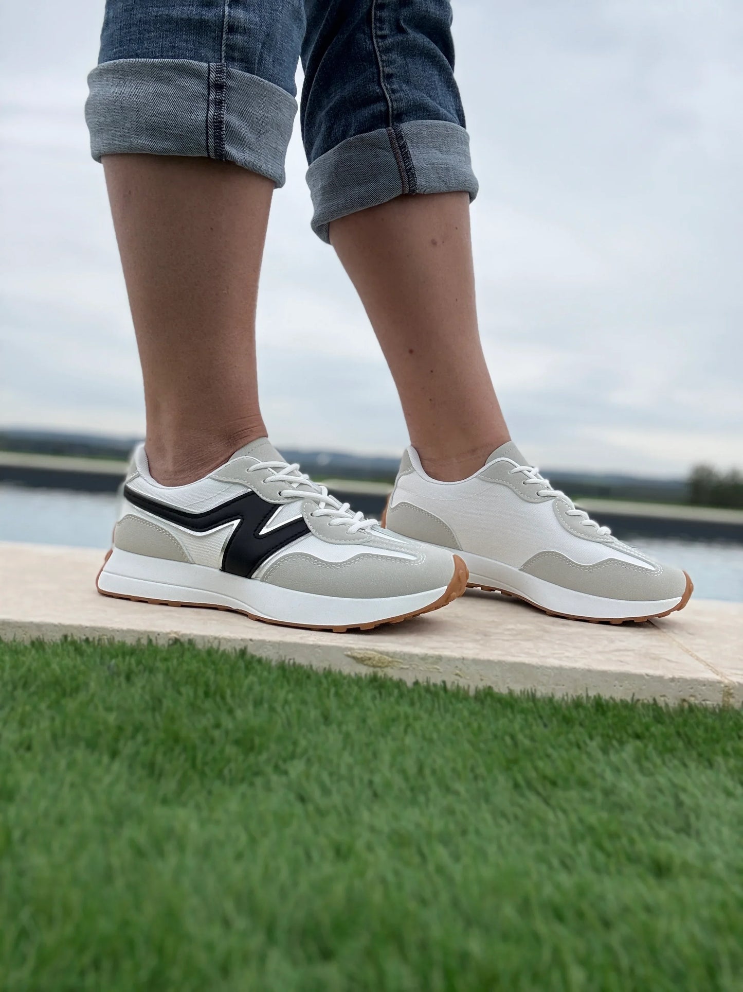 Chaussures baskets en tissu blanc et gris rehaussée par un motif noir style new balance