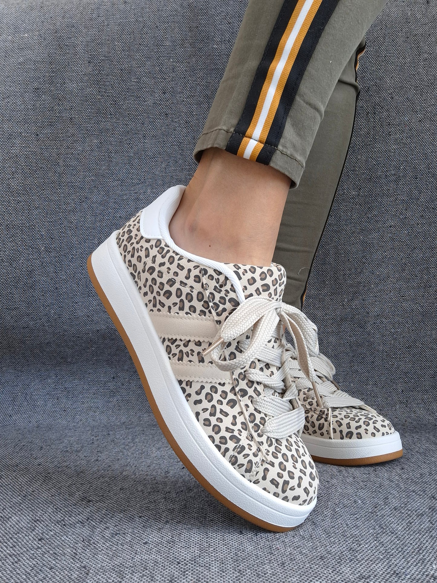 Chaussures baskets basses motif léopard basse en tissu beige style campus