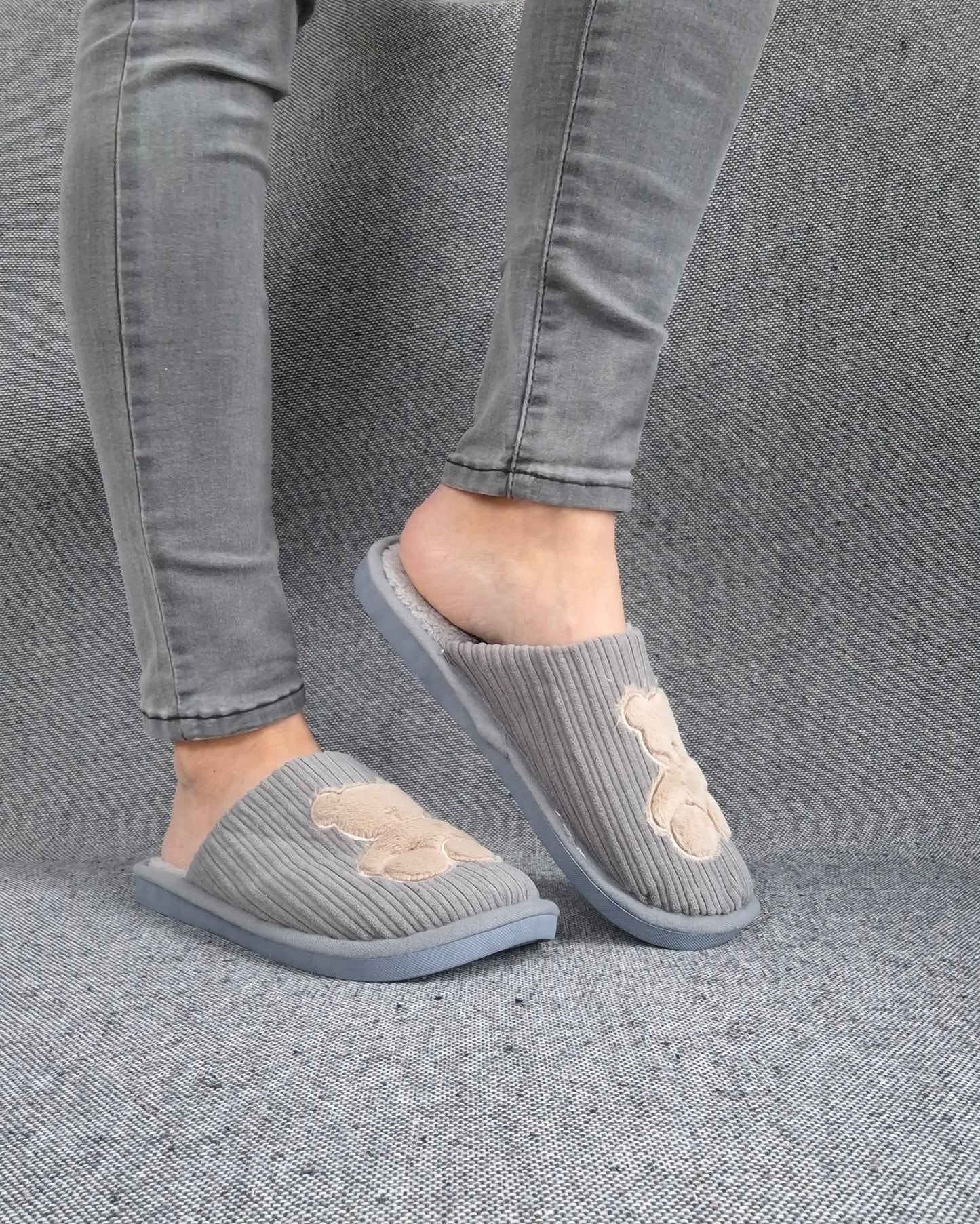 Chaussons fourrés gris en tissu avec motif ours beige