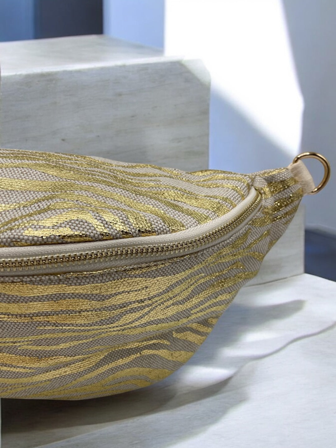 Sac banane XL tissu motif zebre doré beige