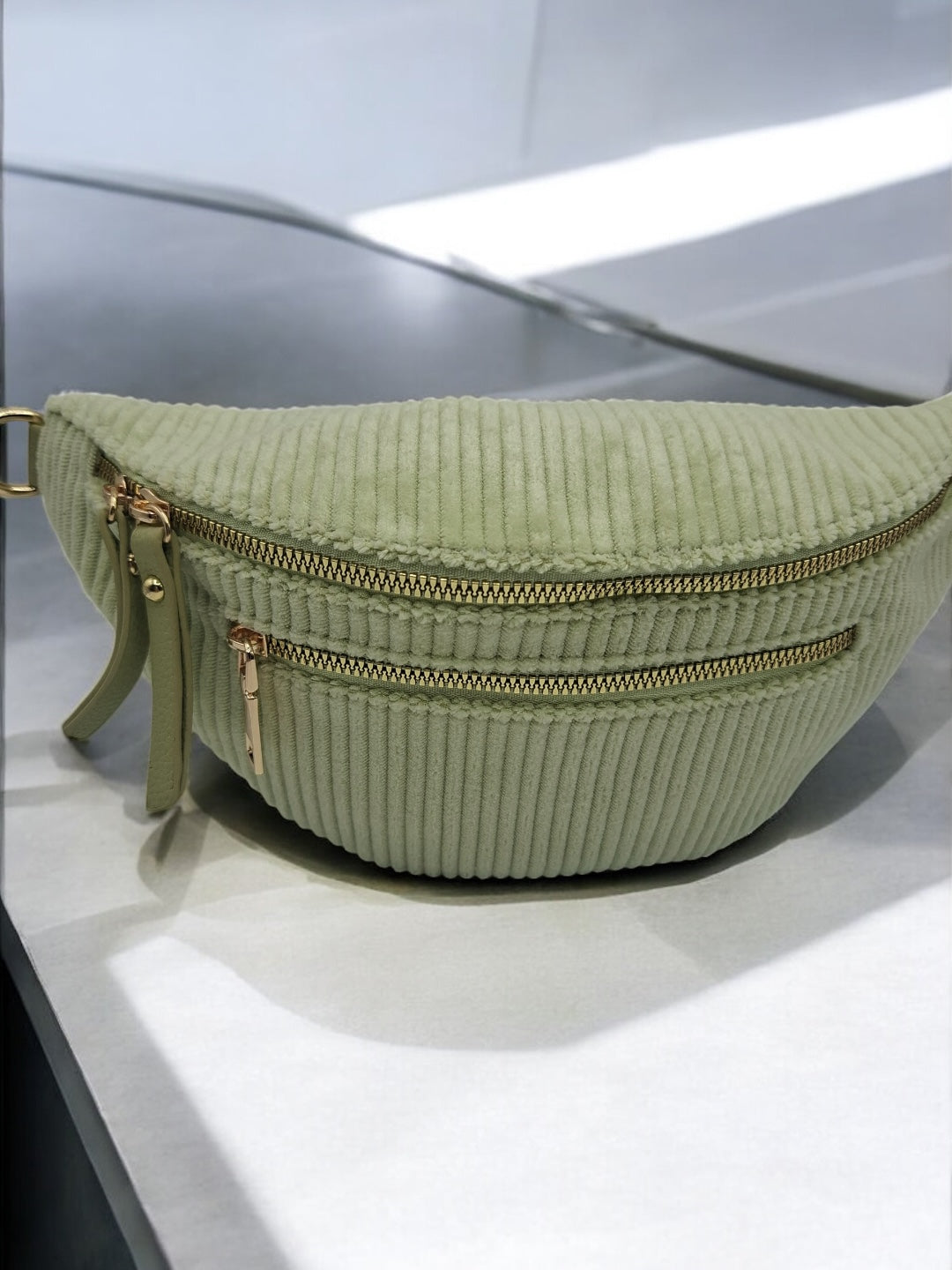 Sac banane velours côtelé 2 poches vert clair vert d'eau sangle fantaisie