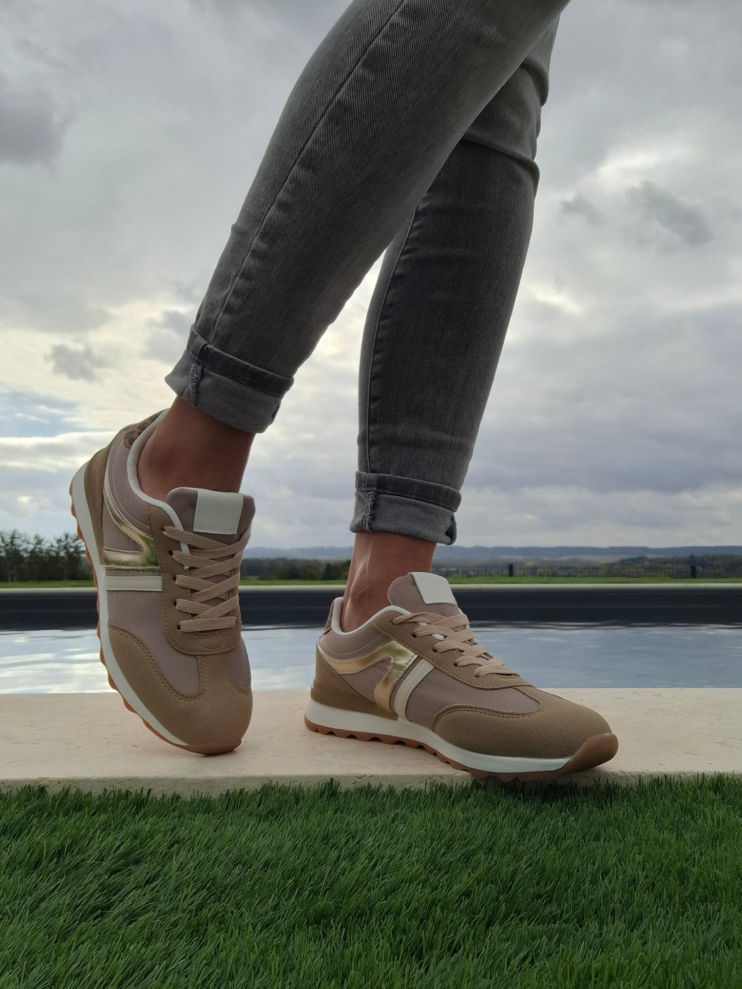 Chaussures baskets kaki et taupe avec un motif doré style sneakers new balance