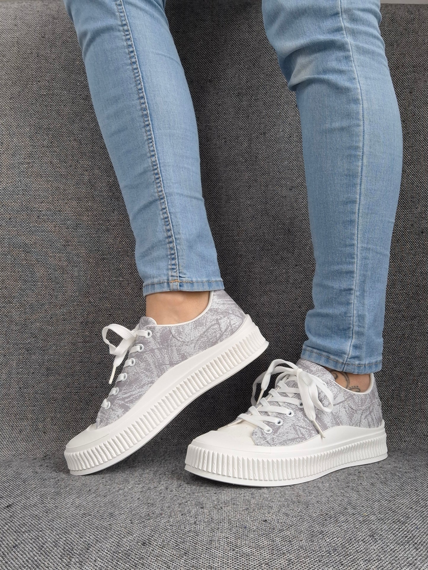 Chaussures baskets basses en tissu gris violet strié blanc