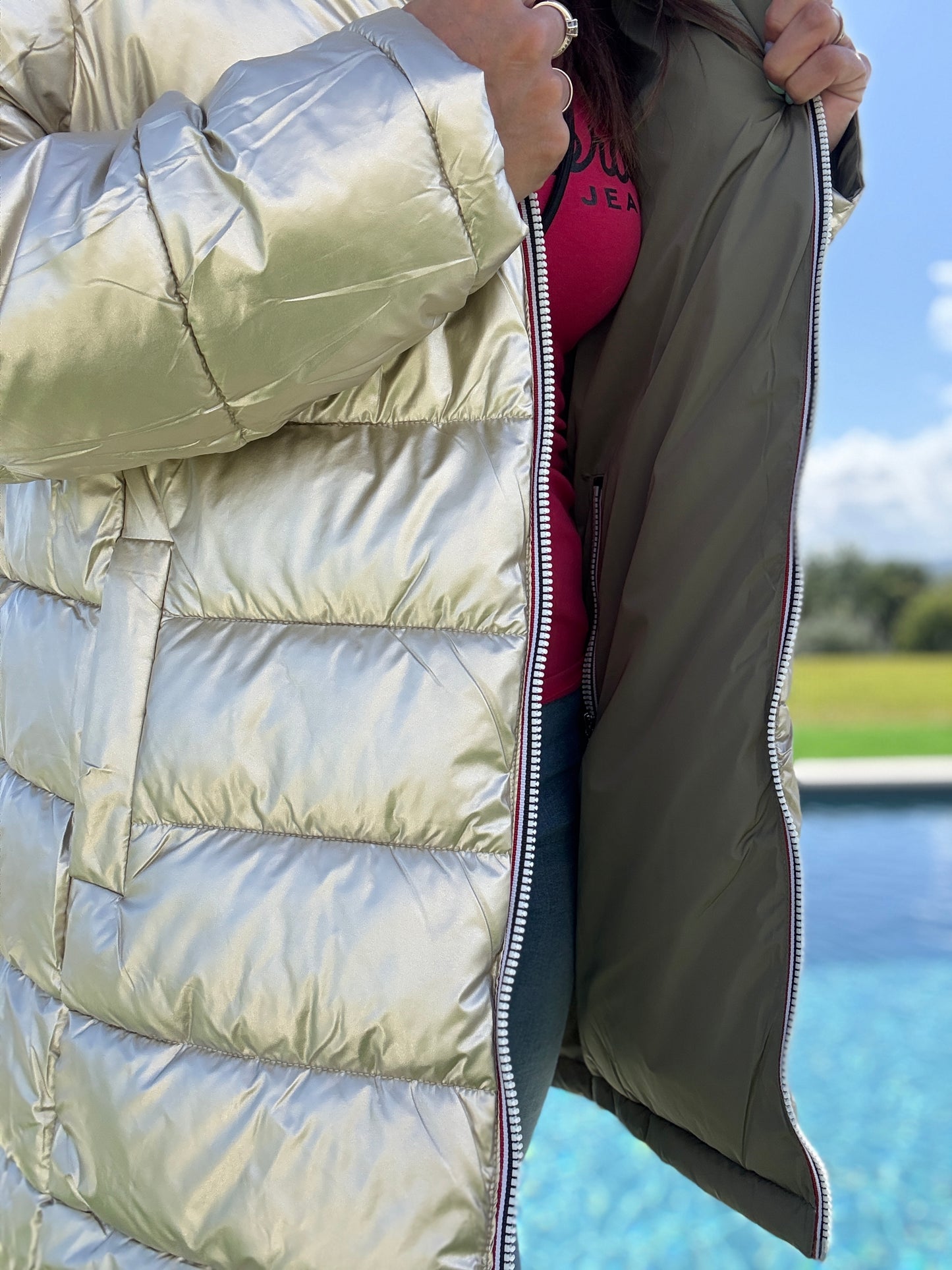 Melya Melody - Manteau long réversible et imperméable matelassé kaki clair/doré - Curvy