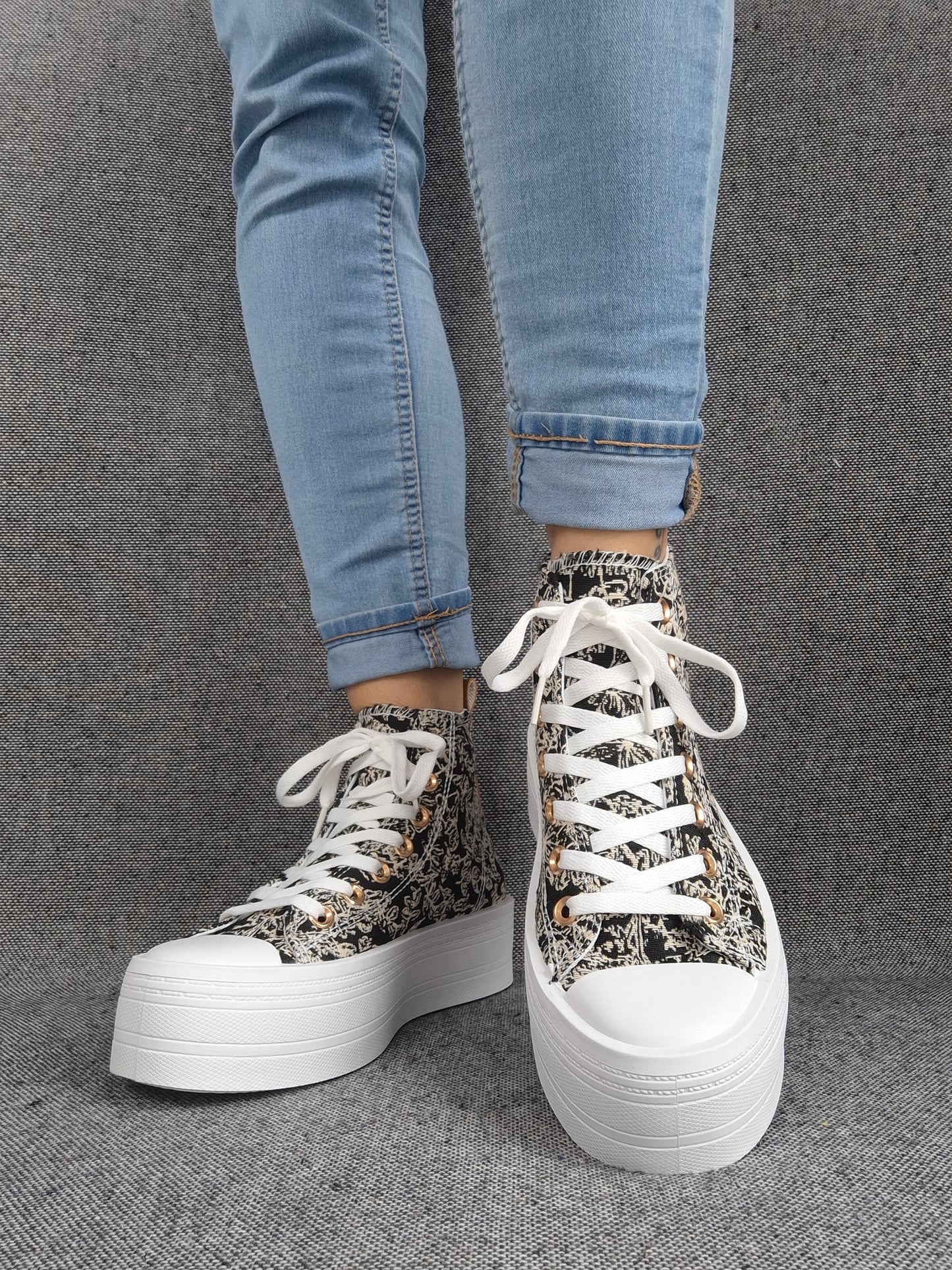 Chaussures baskets hautes en tissu toile noir toile de jouy beige semelles compensées