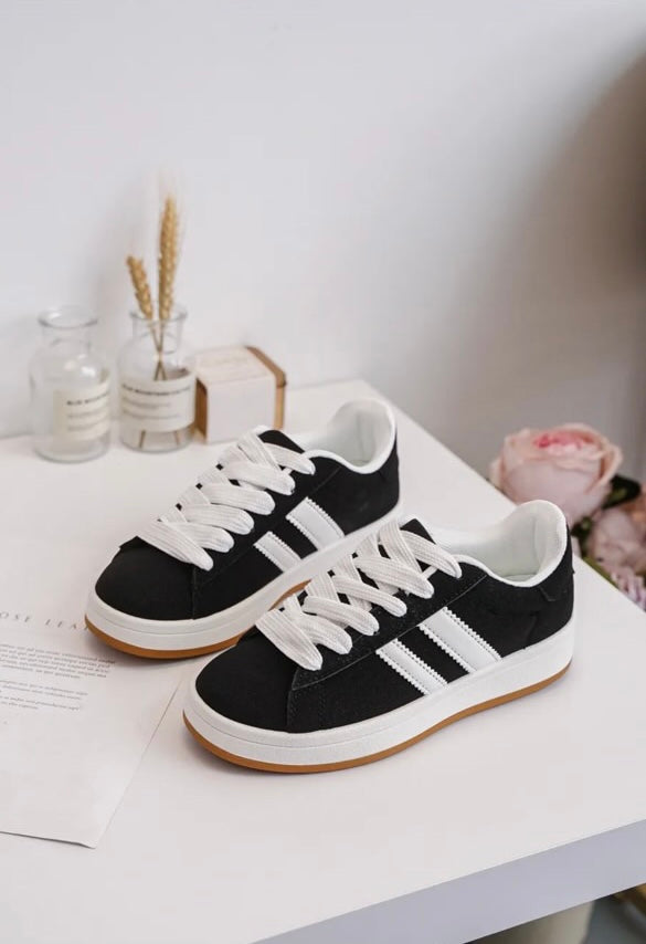 Chaussures baskets basses noires à rayures blanches style sneakers campus