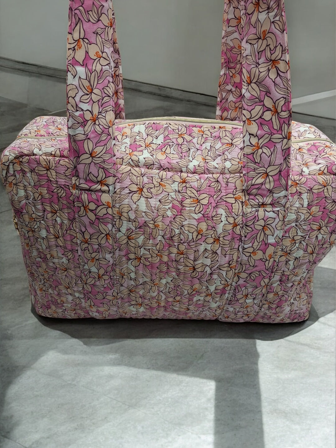 Sac week-end polochon en coton matelassé rose liberty fleuri rose et taupe