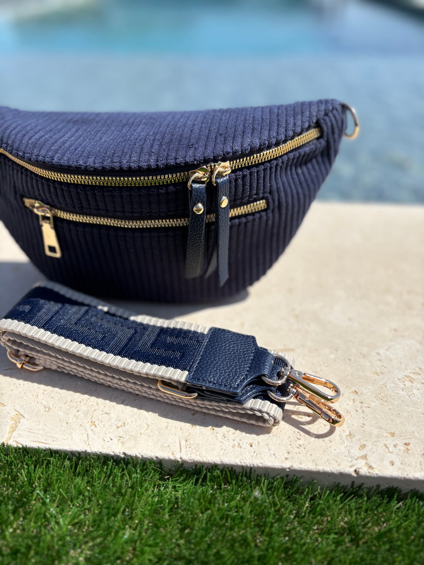 Sac banane velours côtelé 2 poches bleu marine sangle fantaisie