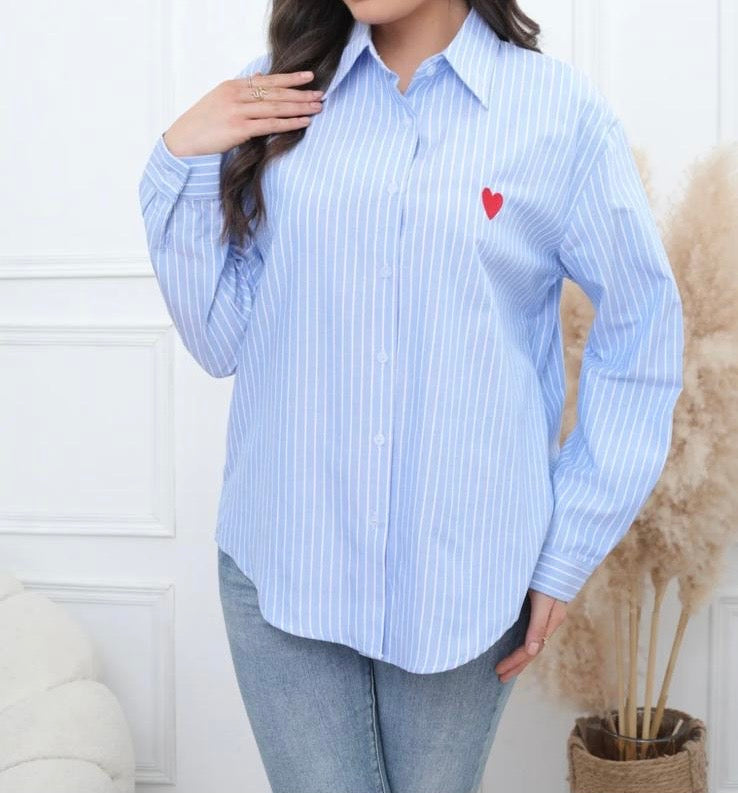 Chemise coton manches longues rayée bleue avec un cœur rouge