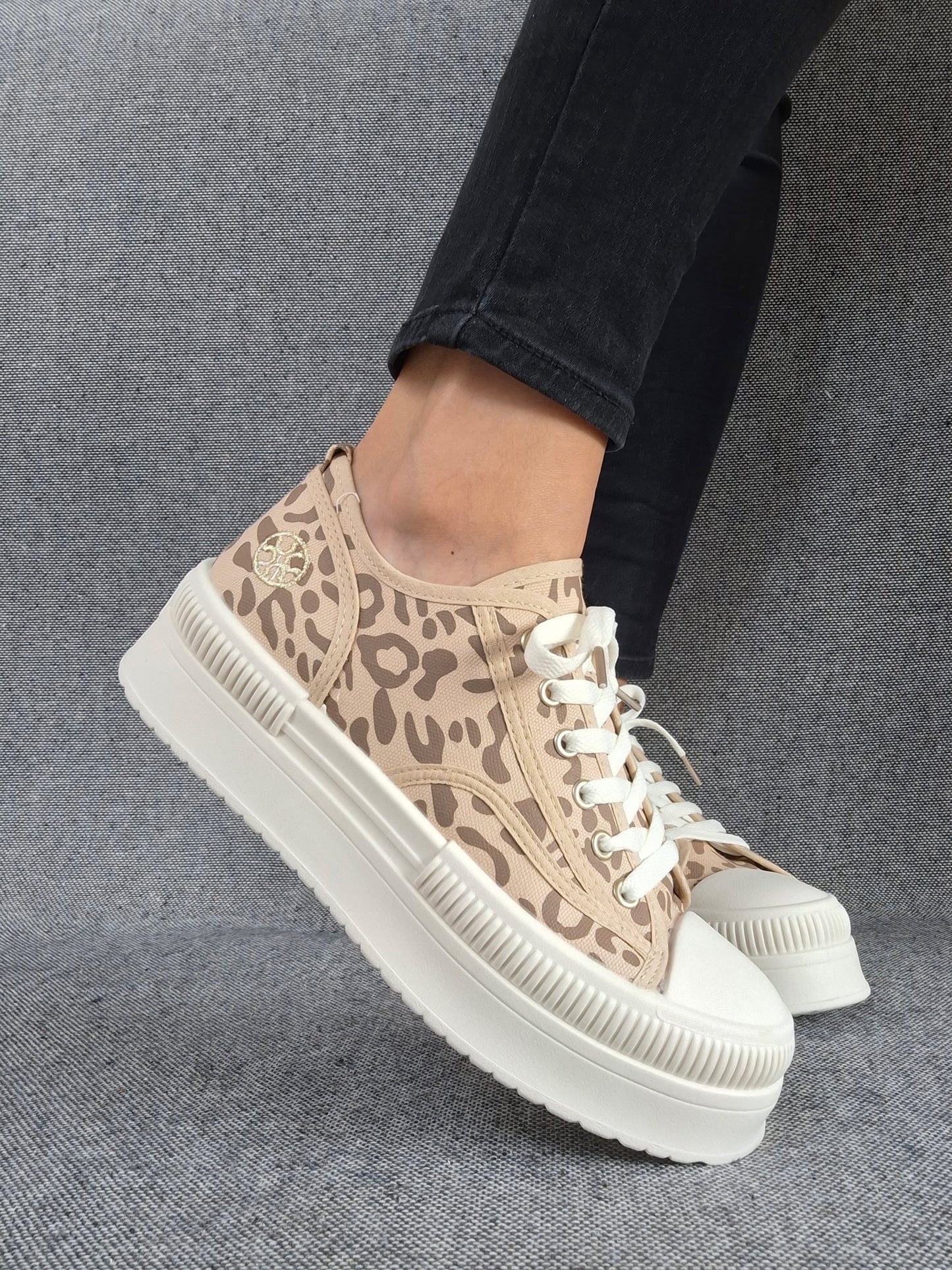Chaussures baskets à motif léopard marron camel et blanc semelle compensée style converse