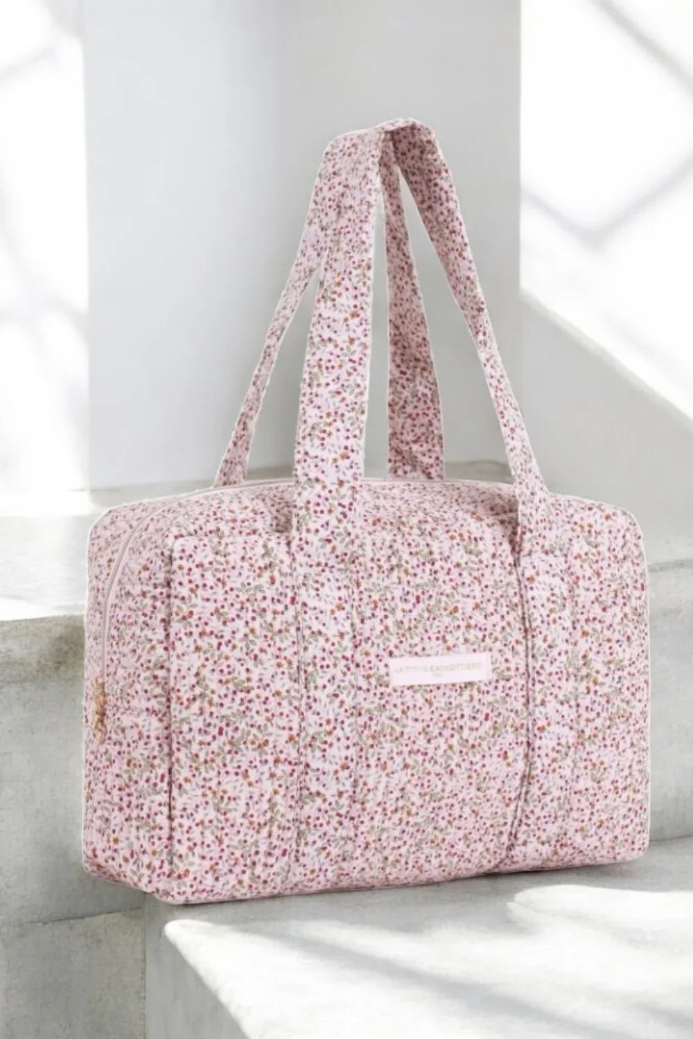 Sac week-end polochon en coton matelassé rose pâle liberty motifs cerises