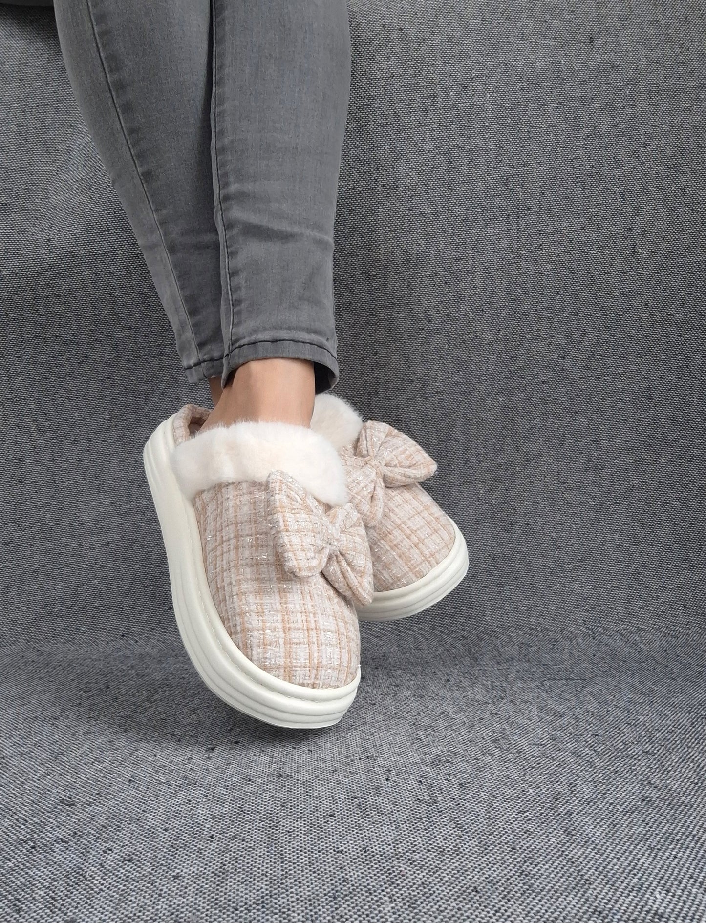 Chaussons fourrés beige et blanc en tissu à carreaux avec noeud