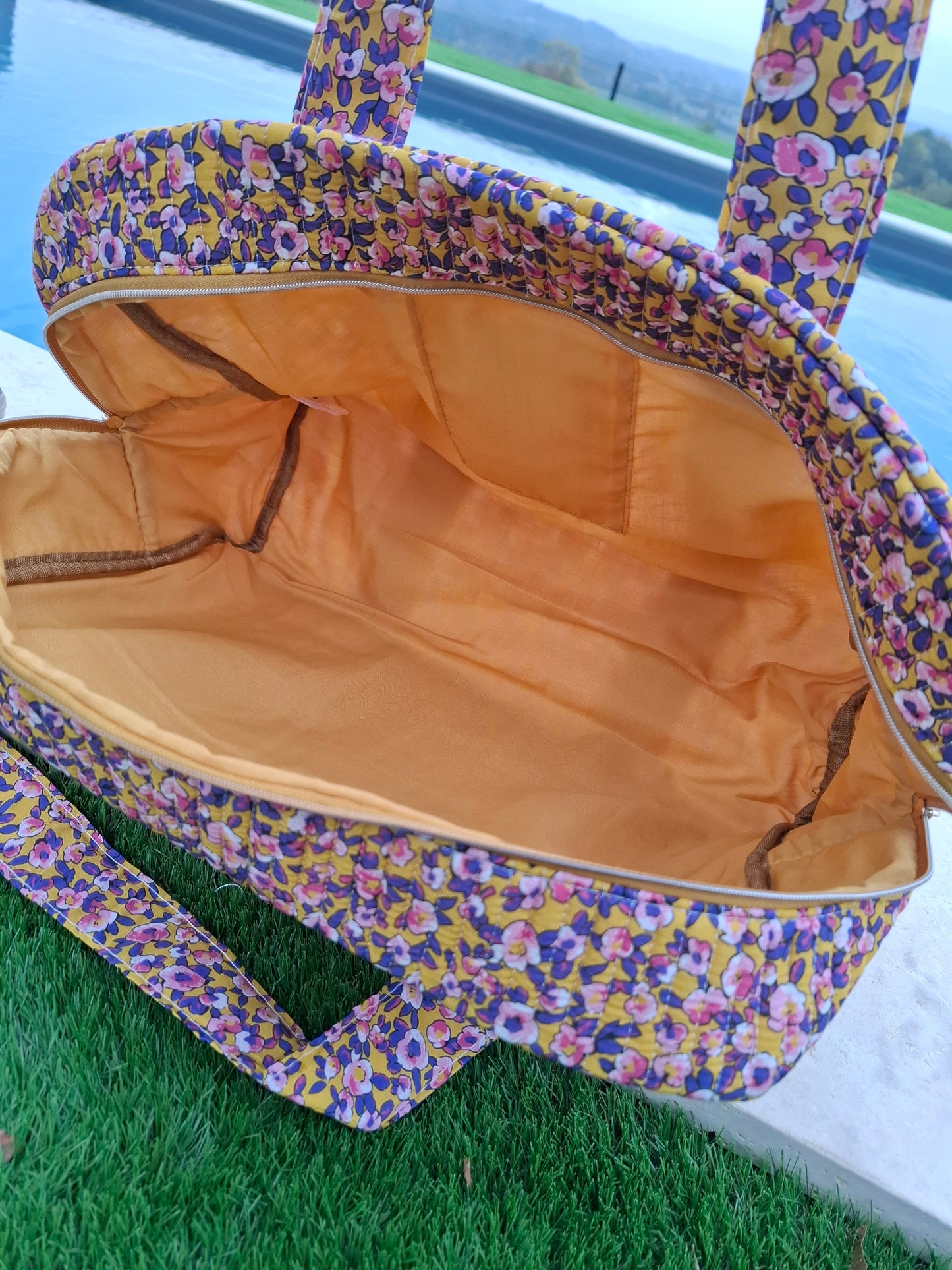 Sac week-end polochon en coton matelassé jaune liberty fleuris rose et violet