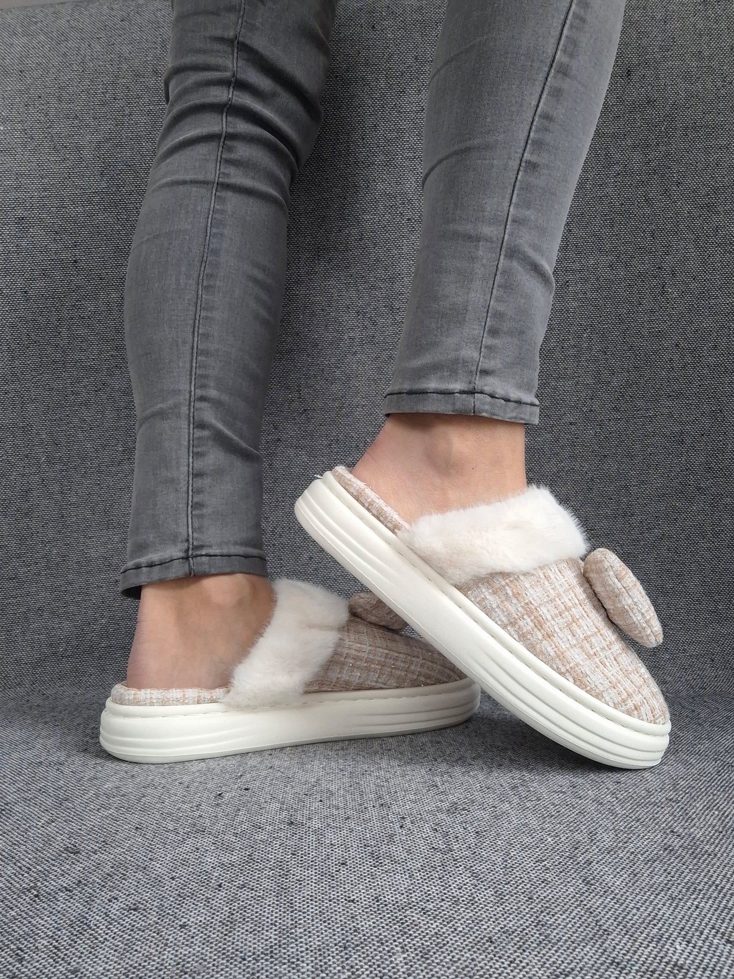 Chaussons fourrés beige et blanc en tissu à carreaux avec noeud