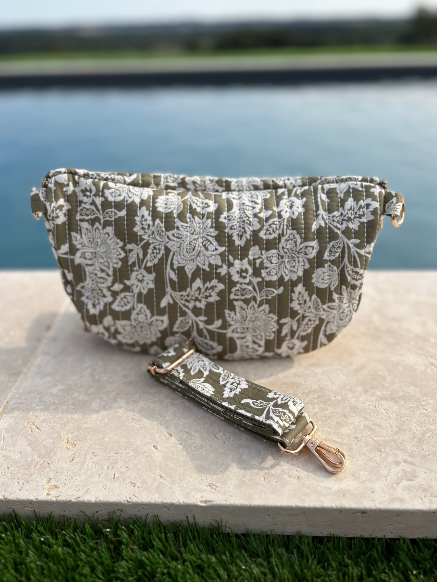 Sac banane coton matelassé liberty toile de jouy fleuri vert kaki et blanc