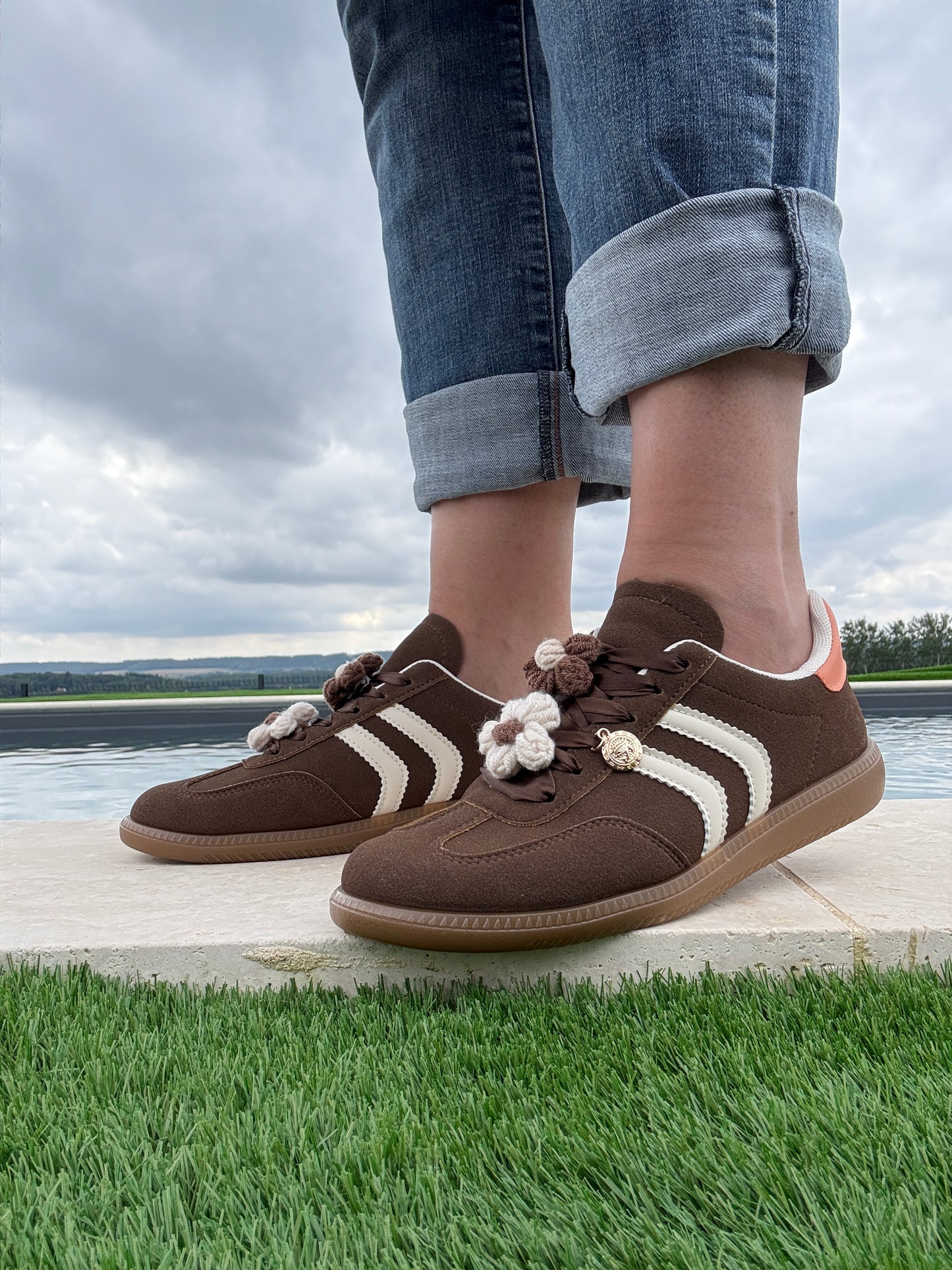 Chaussures baskets plates marron avec deux bandes blanches (bijoux de lacets)