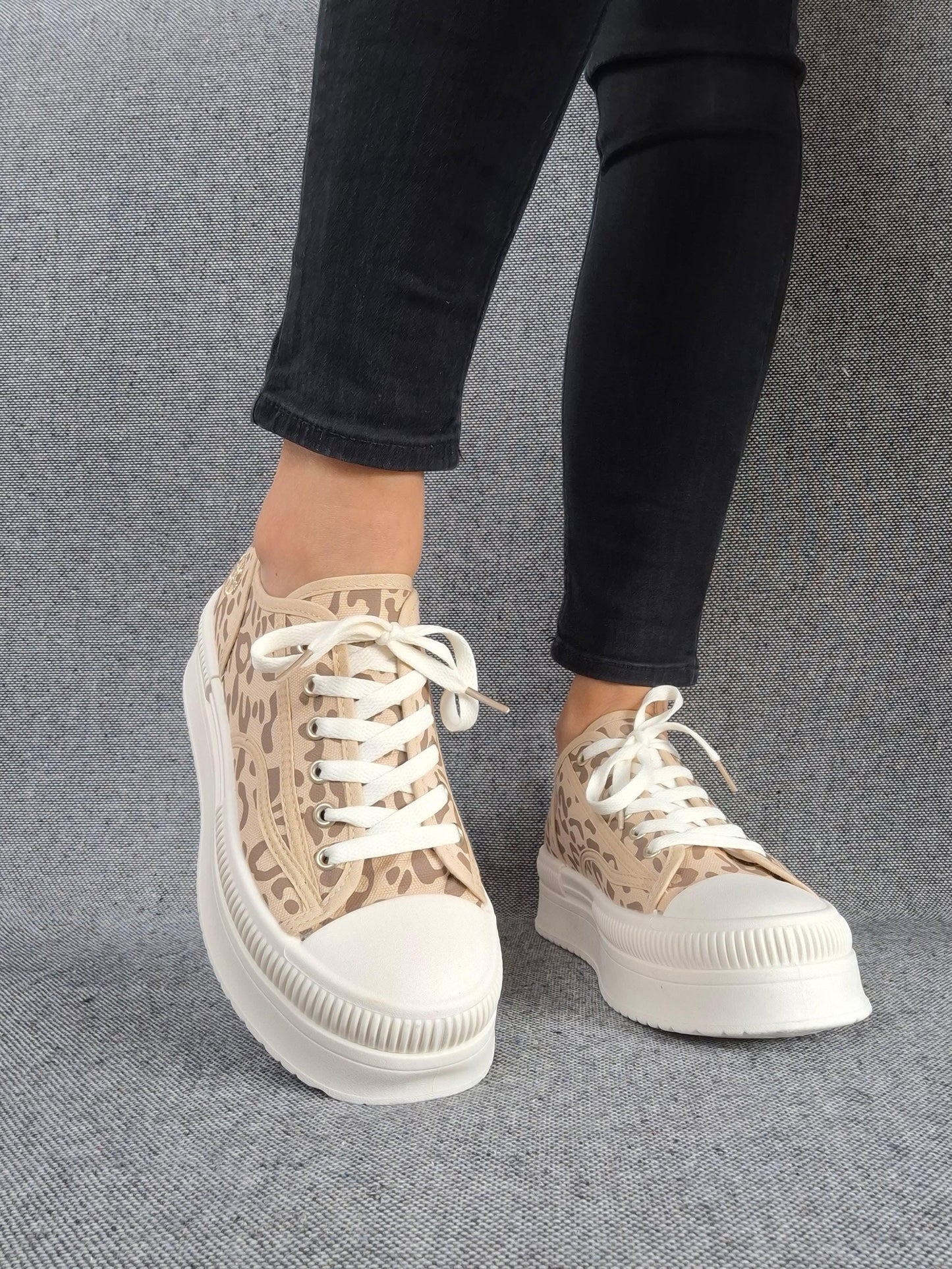 Chaussures baskets à motif léopard marron camel et blanc semelle compensée style converse