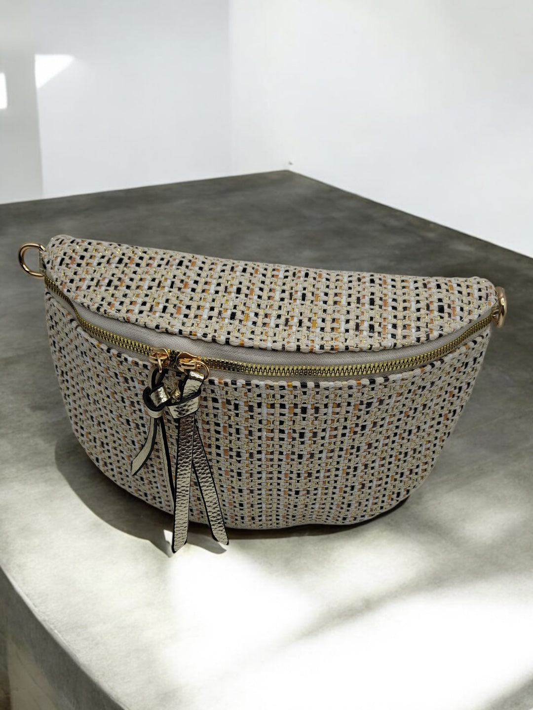 Sac banane en tissu à motif texturé noir, beige et camel sangle fantaisie